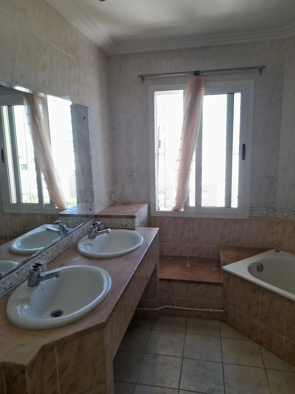 Ariana Ville Cite Ennasr 2 Location Appart. 4 pices Etage de villa s3 avec terrasse  ennasr 2