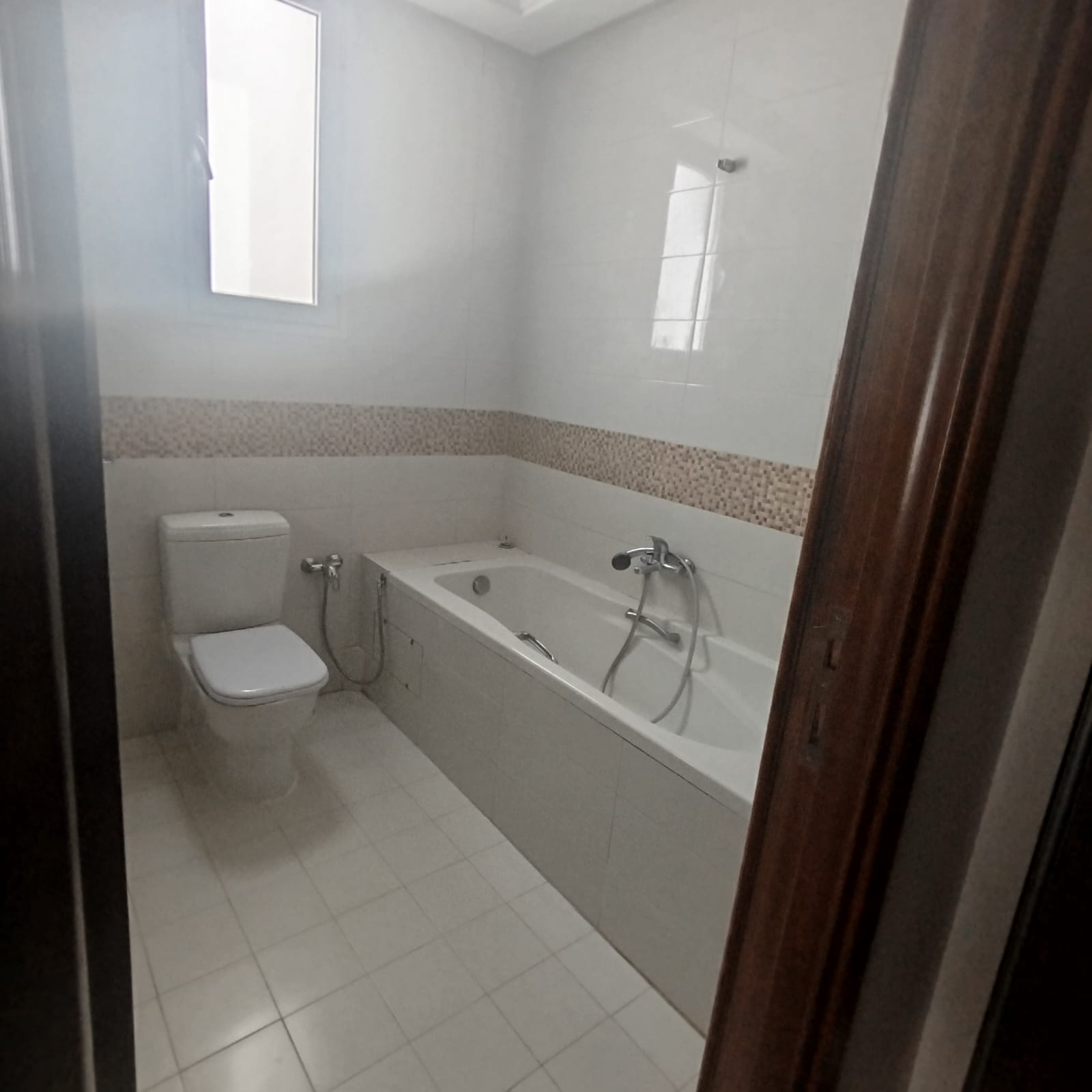 El Menzah El Menzah 9 Location Appart. 5 pices+ Une belle villa de 3 niveaux  menzah9c