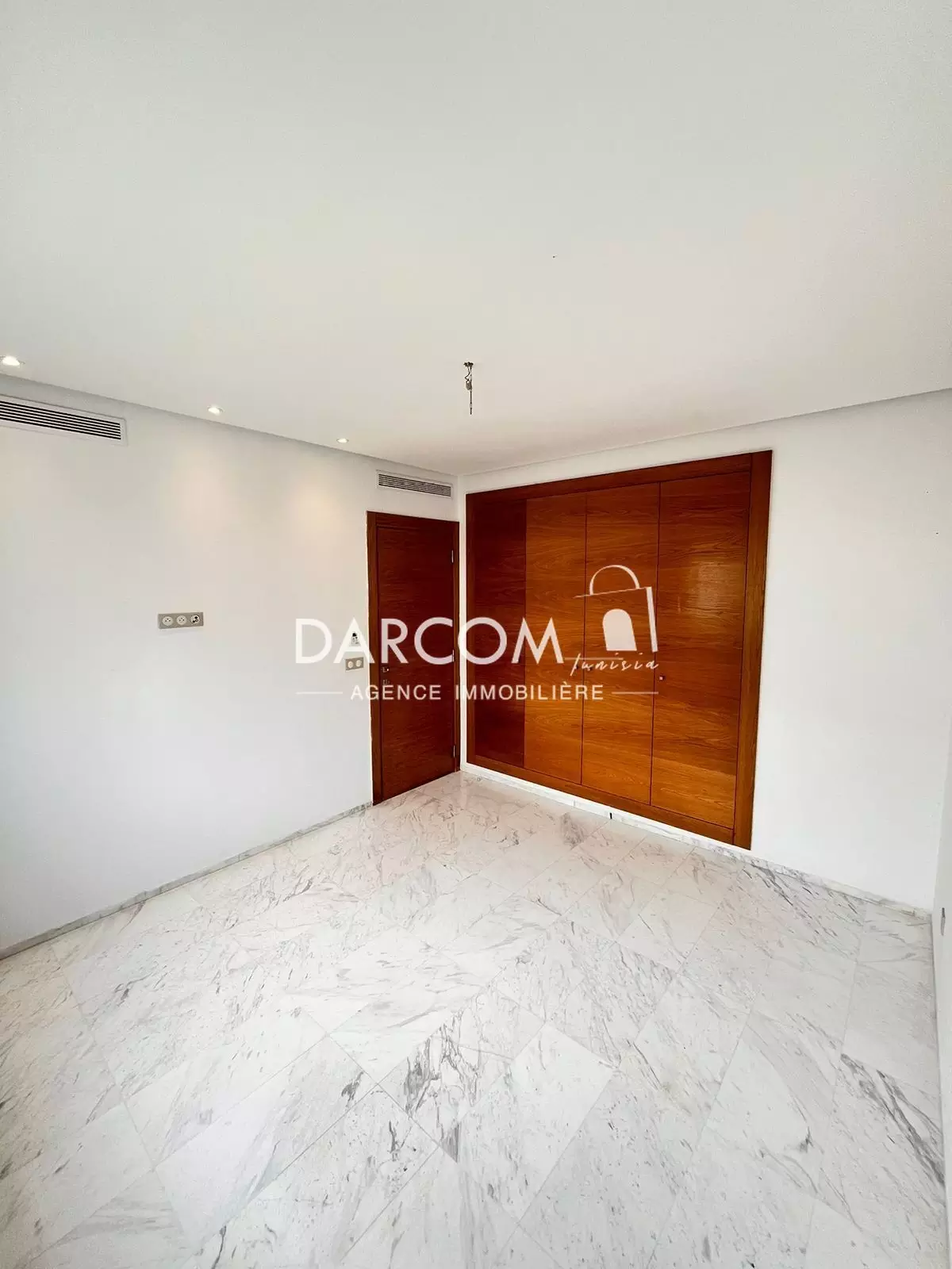 La Soukra La Soukra Vente Appart. 4 pices S3 spacieux 214m la soukra