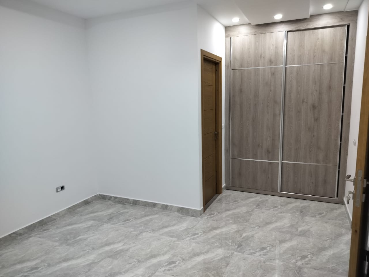 Ariana Ville El Menzah 8 Location Appart. 4 pices Un appart s 3 jamais habit menzah 8