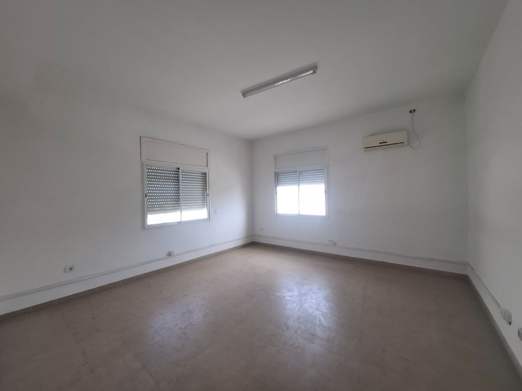 Fouchana Zone Industrielle El Meghira Bureaux & Commerces Bureau Bureau h4  mghira