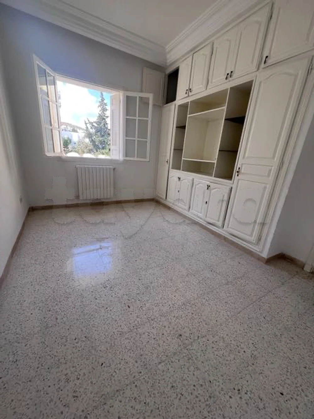 Ariana Ville Riadh Landlous Location Appart. 2 pices Appartement spacieux avec place voiture et abri