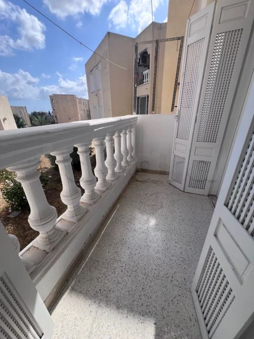 Ariana Ville Riadh Landlous Location Appart. 2 pices Appartement spacieux avec place voiture et abri
