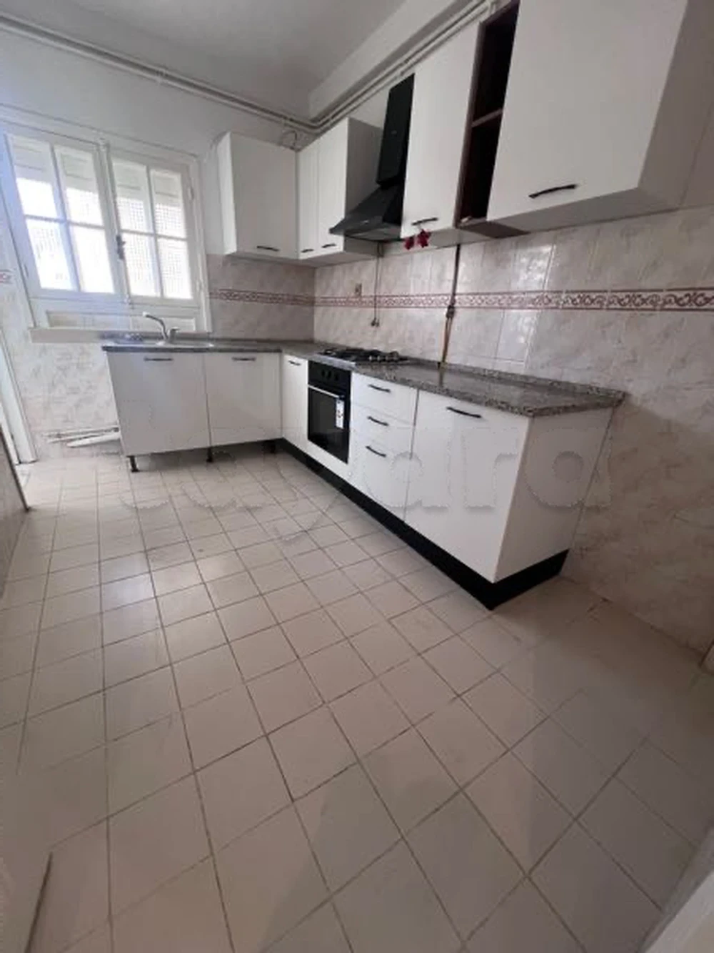 Ariana Ville Riadh Landlous Location Appart. 2 pices Appartement spacieux avec place voiture et abri