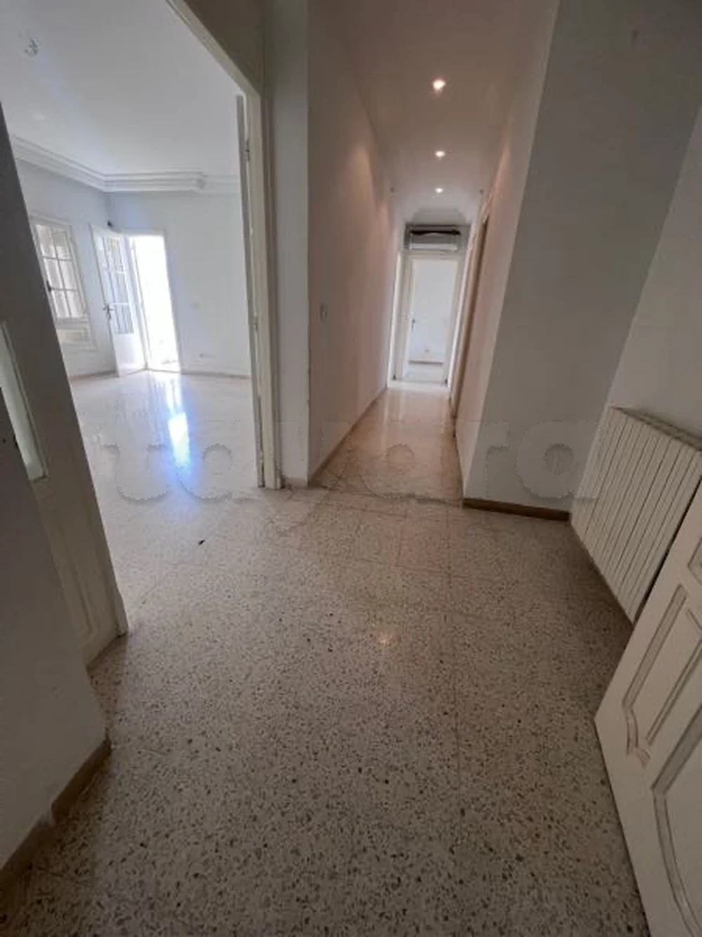 Ariana Ville Riadh Landlous Location Appart. 2 pices Appartement spacieux avec place voiture et abri