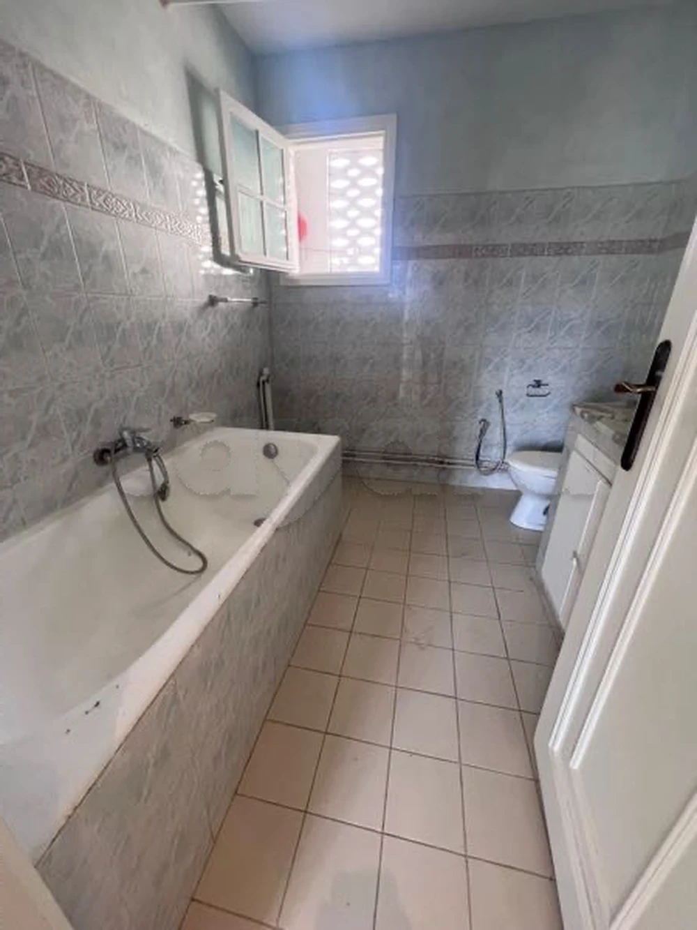 Ariana Ville Riadh Landlous Location Appart. 2 pices Appartement spacieux avec place voiture et abri