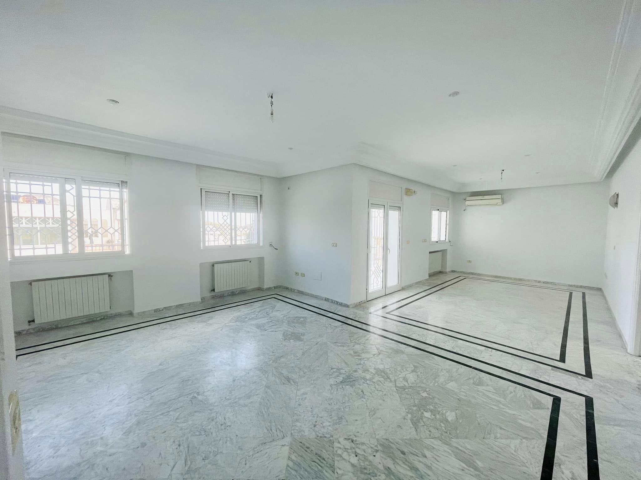 Ariana Ville Cite Ennasr 2 Location Appart. 4 pices S3 a ennasr 2 avec petite jardin