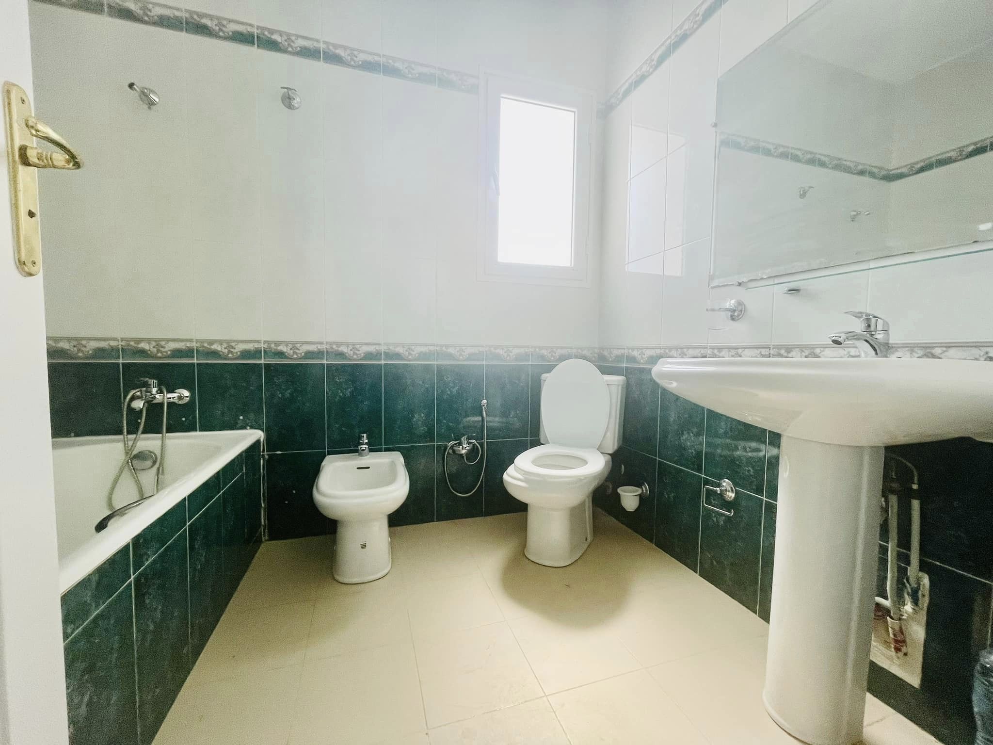 Ariana Ville Cite Ennasr 2 Location Appart. 4 pices S3 a ennasr 2 avec petite jardin