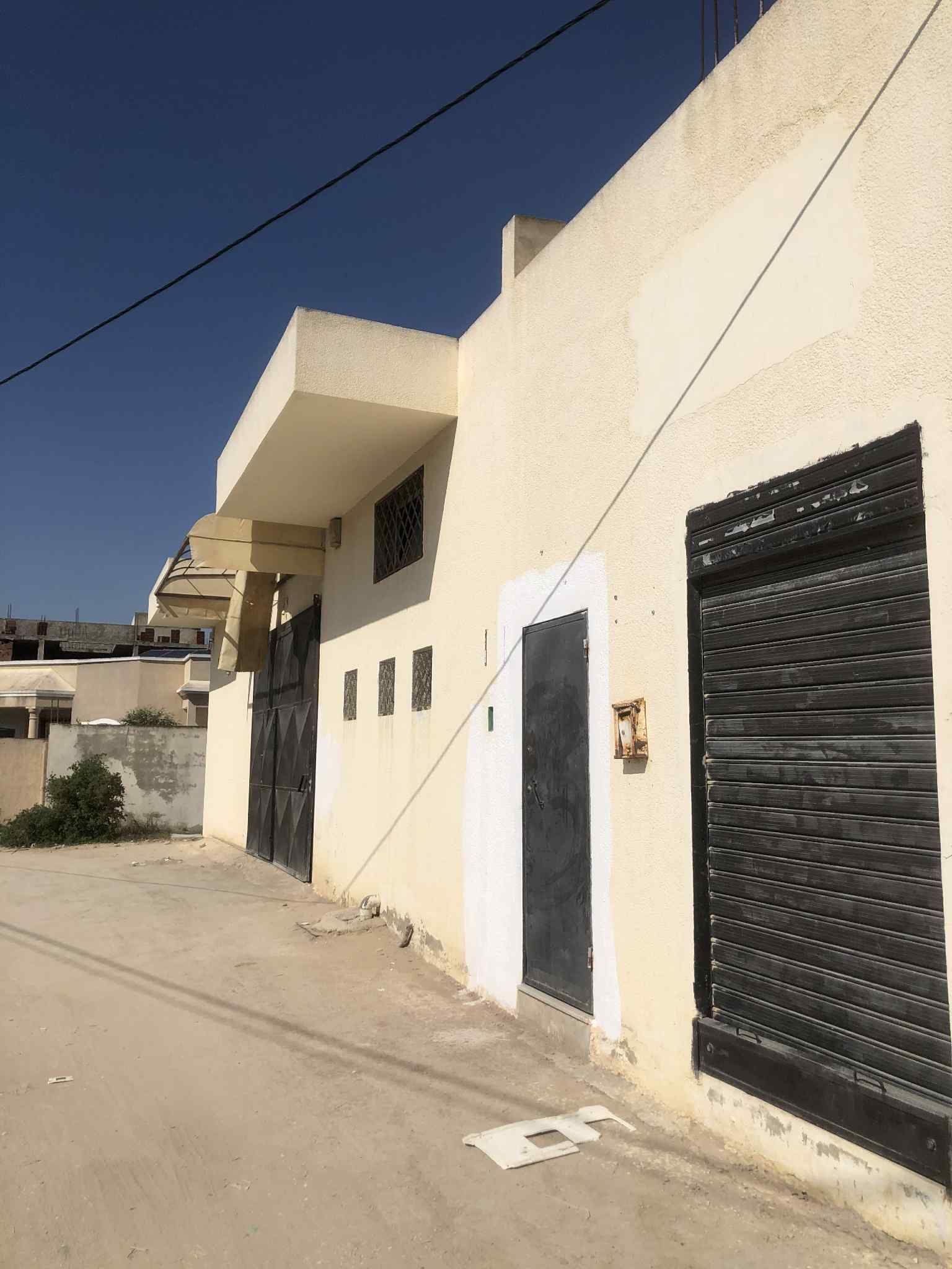 La Soukra Sidi Frej Bureaux & Commerces Autre Dpt   250m carrel avec sanitaires  sidi fraj