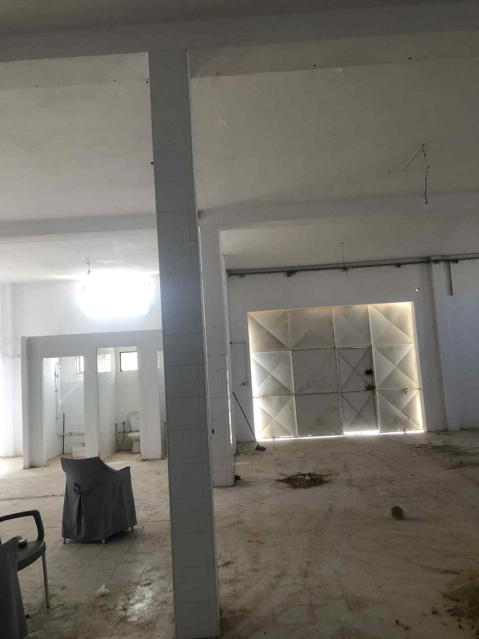 La Soukra Sidi Frej Bureaux & Commerces Autre Dpt   250m carrel avec sanitaires  sidi fraj