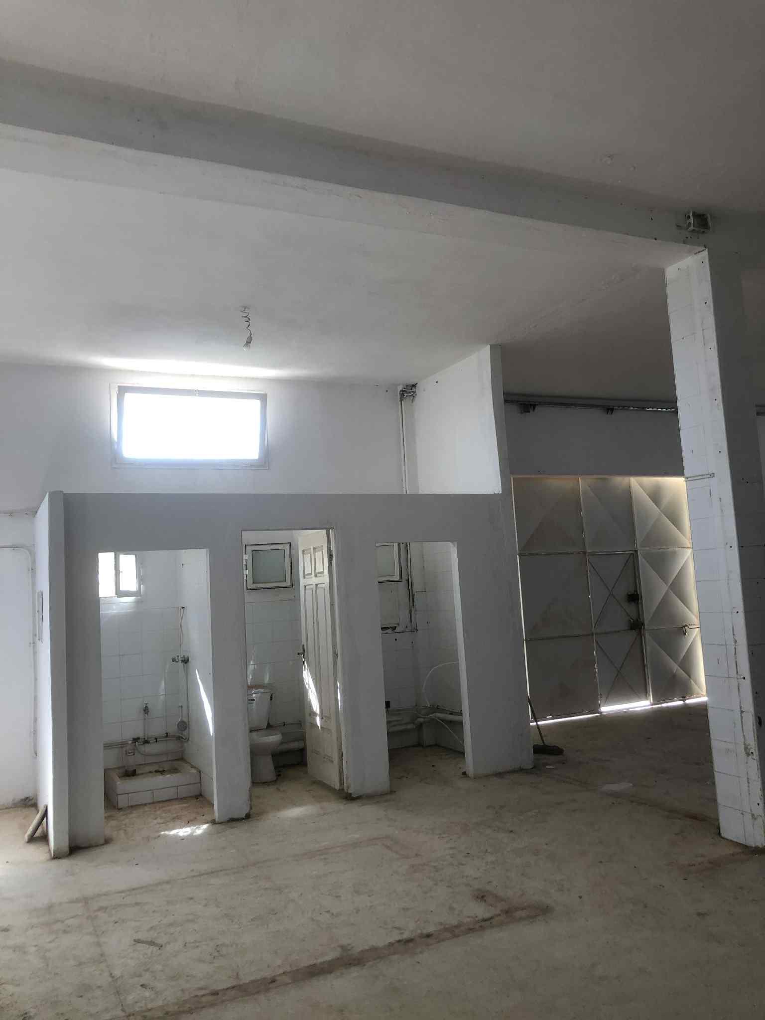 La Soukra Sidi Frej Bureaux & Commerces Autre Dpt   250m carrel avec sanitaires  sidi fraj