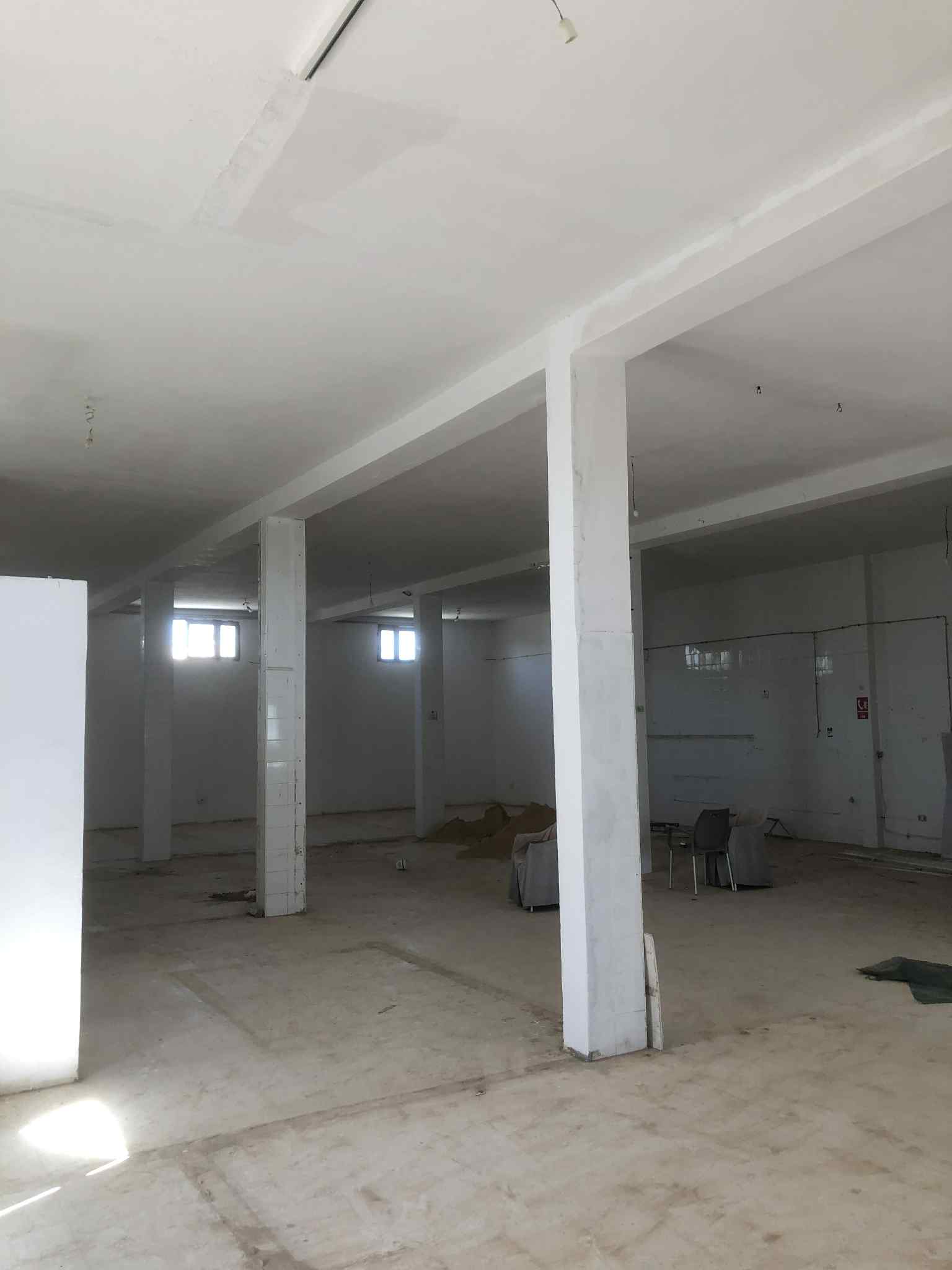 La Soukra Sidi Frej Bureaux & Commerces Autre Dpt   250m carrel avec sanitaires  sidi fraj