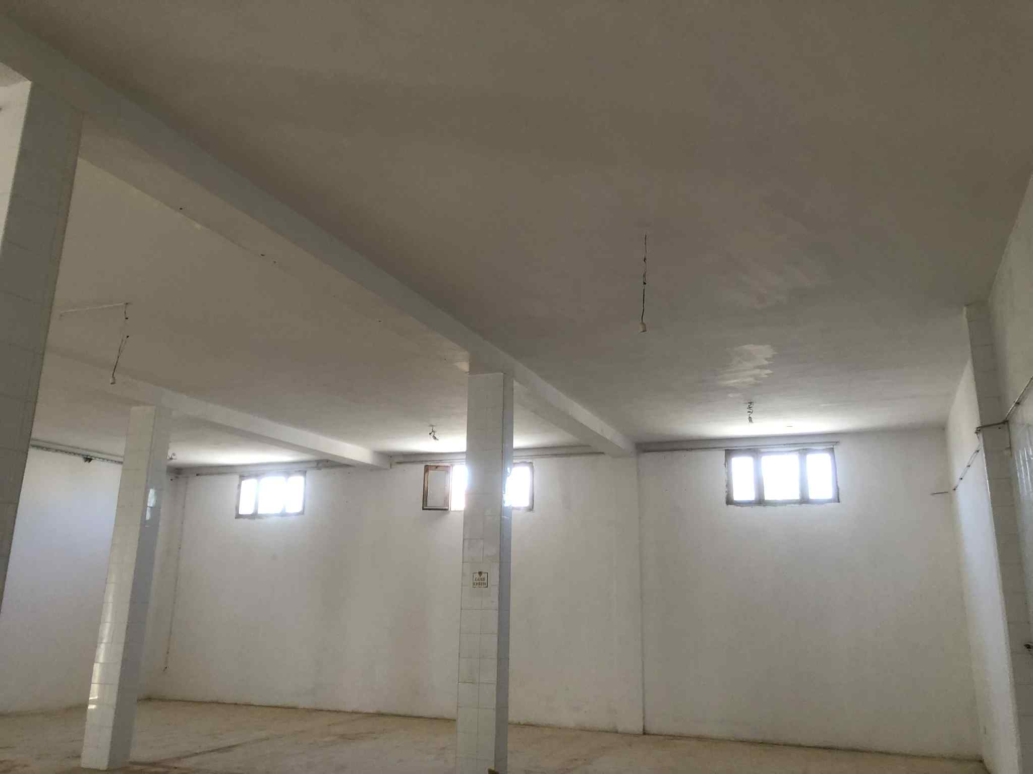 La Soukra Sidi Frej Bureaux & Commerces Autre Dpt   250m carrel avec sanitaires  sidi fraj