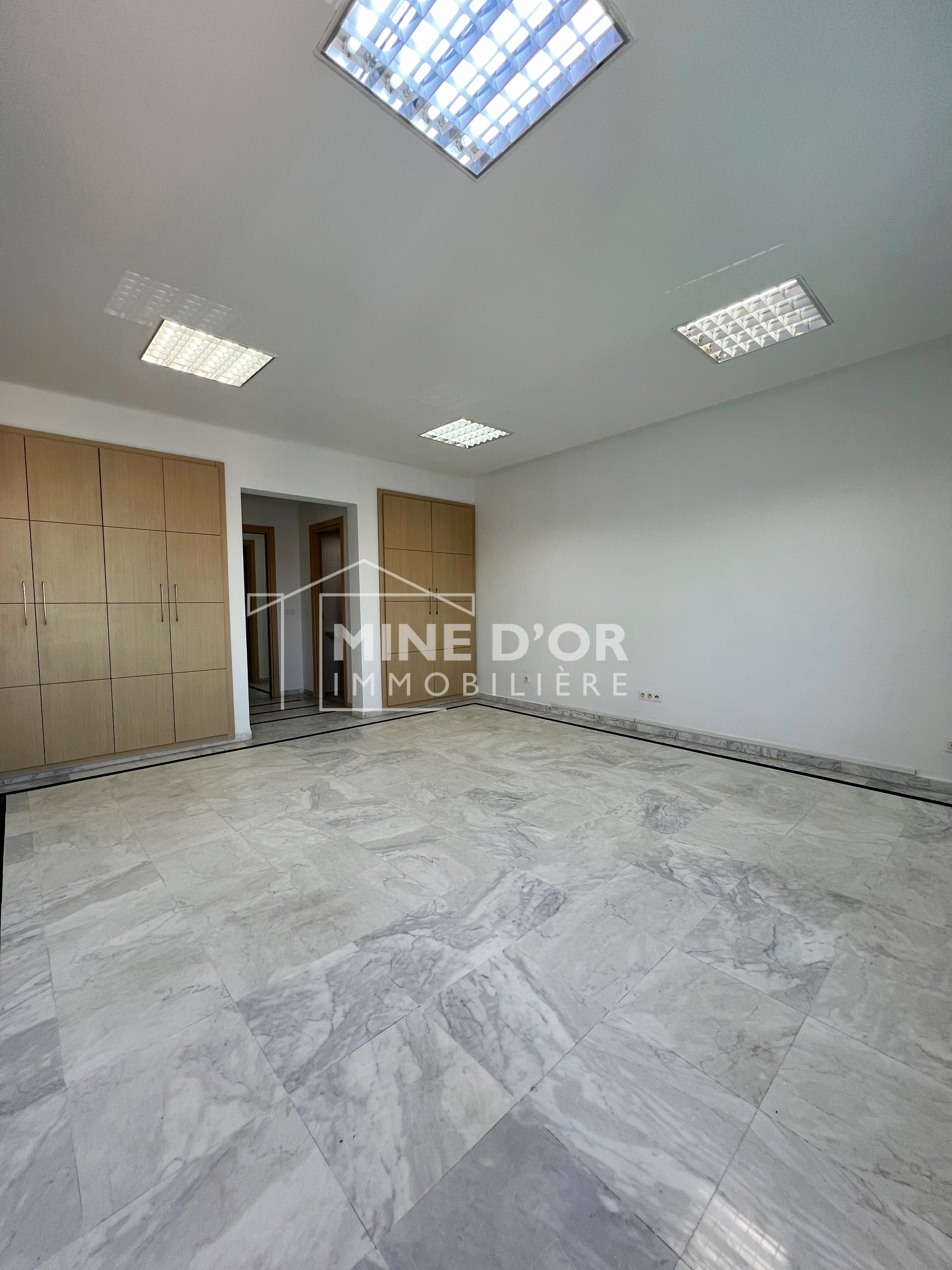 El Menzah Tunis Belvedere Bureaux & Commerces Bureau Bureau en hall plus trois pices  cite jardin