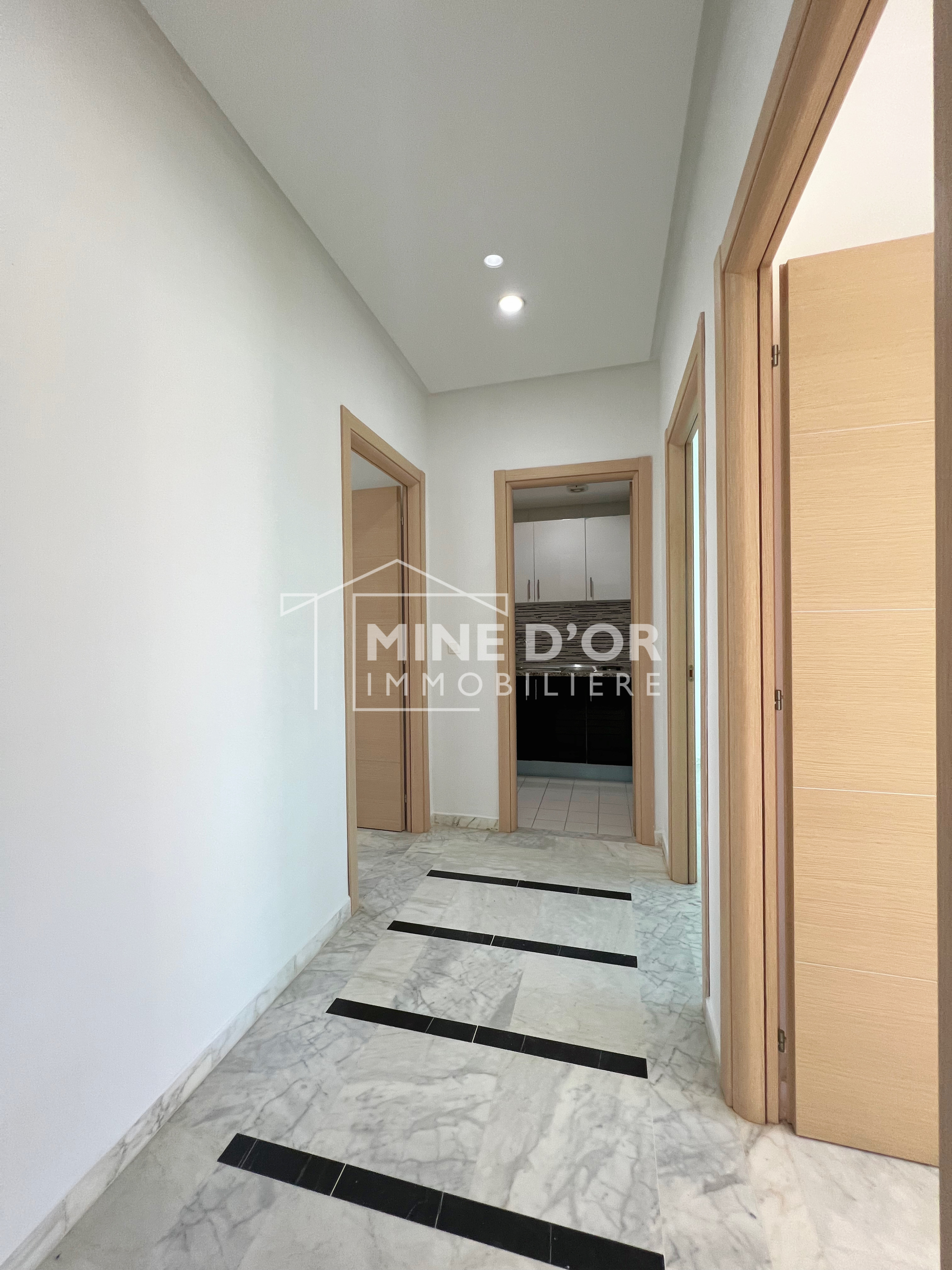 El Menzah Tunis Belvedere Bureaux & Commerces Bureau Bureau en hall plus trois pices  cite jardin
