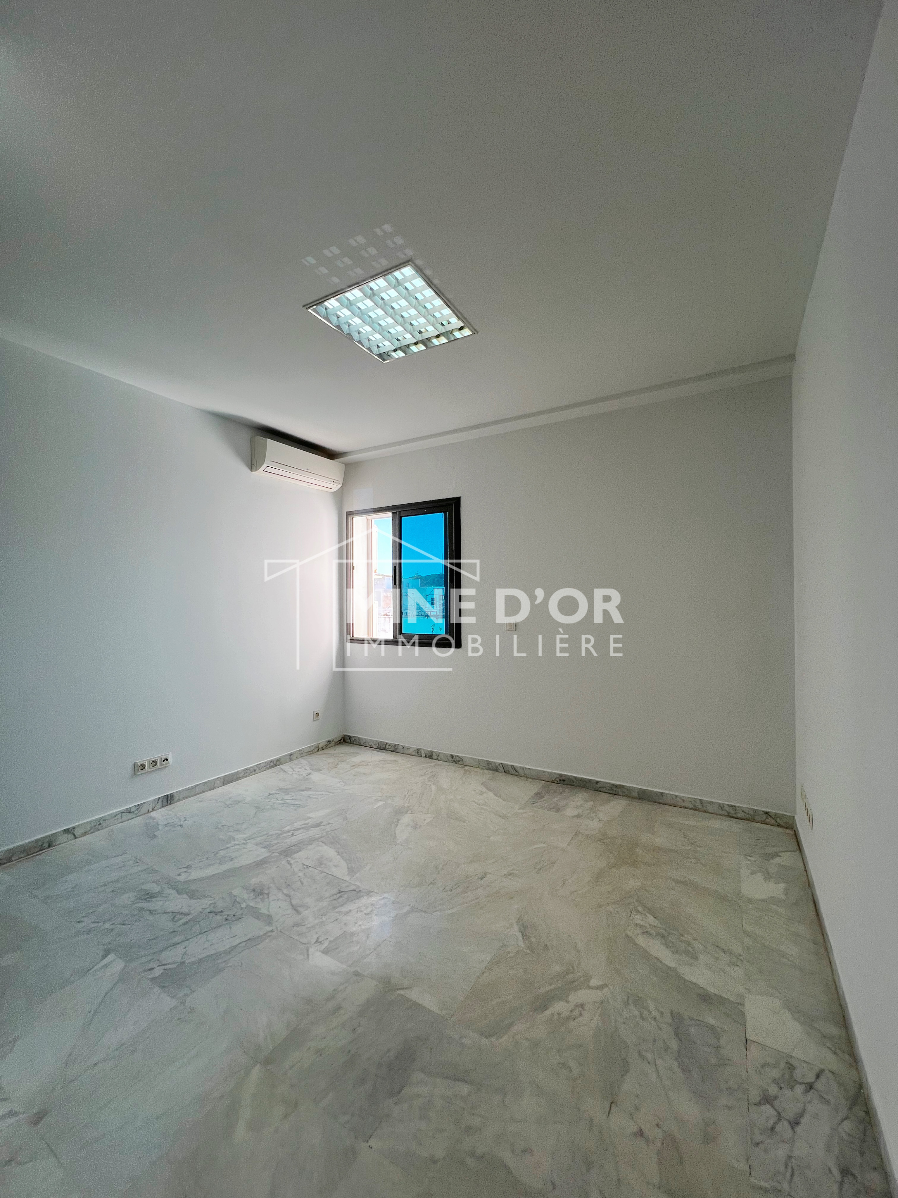 El Menzah Tunis Belvedere Bureaux & Commerces Bureau Bureau en hall plus trois pices  cite jardin