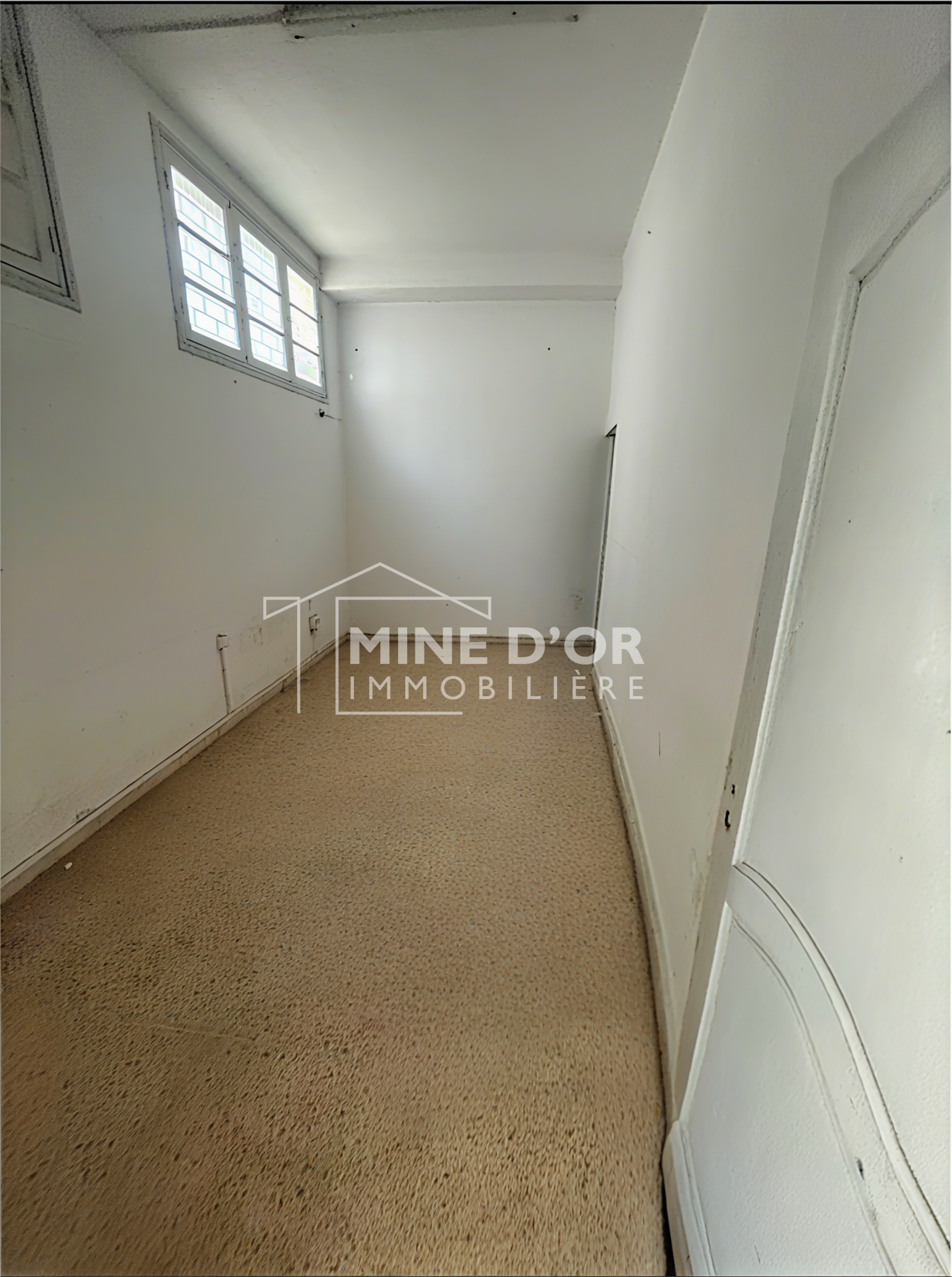 La Soukra Charguia 2 Bureaux & Commerces Surfaces Depot de 680 m2 avec administration  charguia 2
