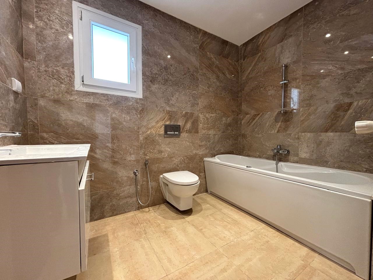 Ain Zaghouan Jardins de Carthage Location Appart. 4 pices Appartement s3 de 160m2 aux jardins de carthage