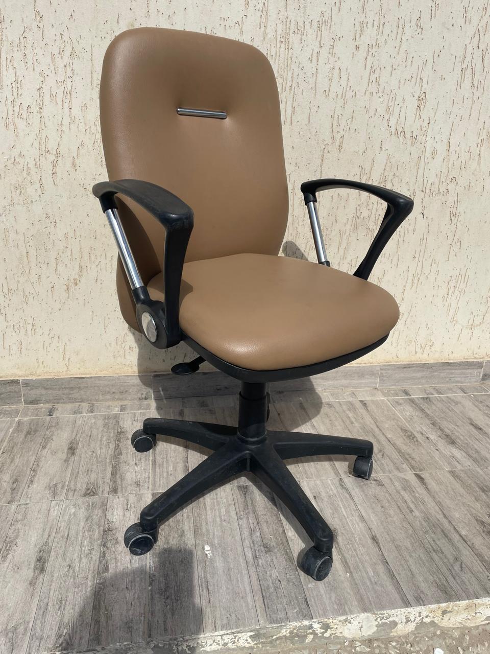Raoued Ariana Essoughra Meubles de bureau Sieges de Bureau Sige matrix sans repose tte en beige