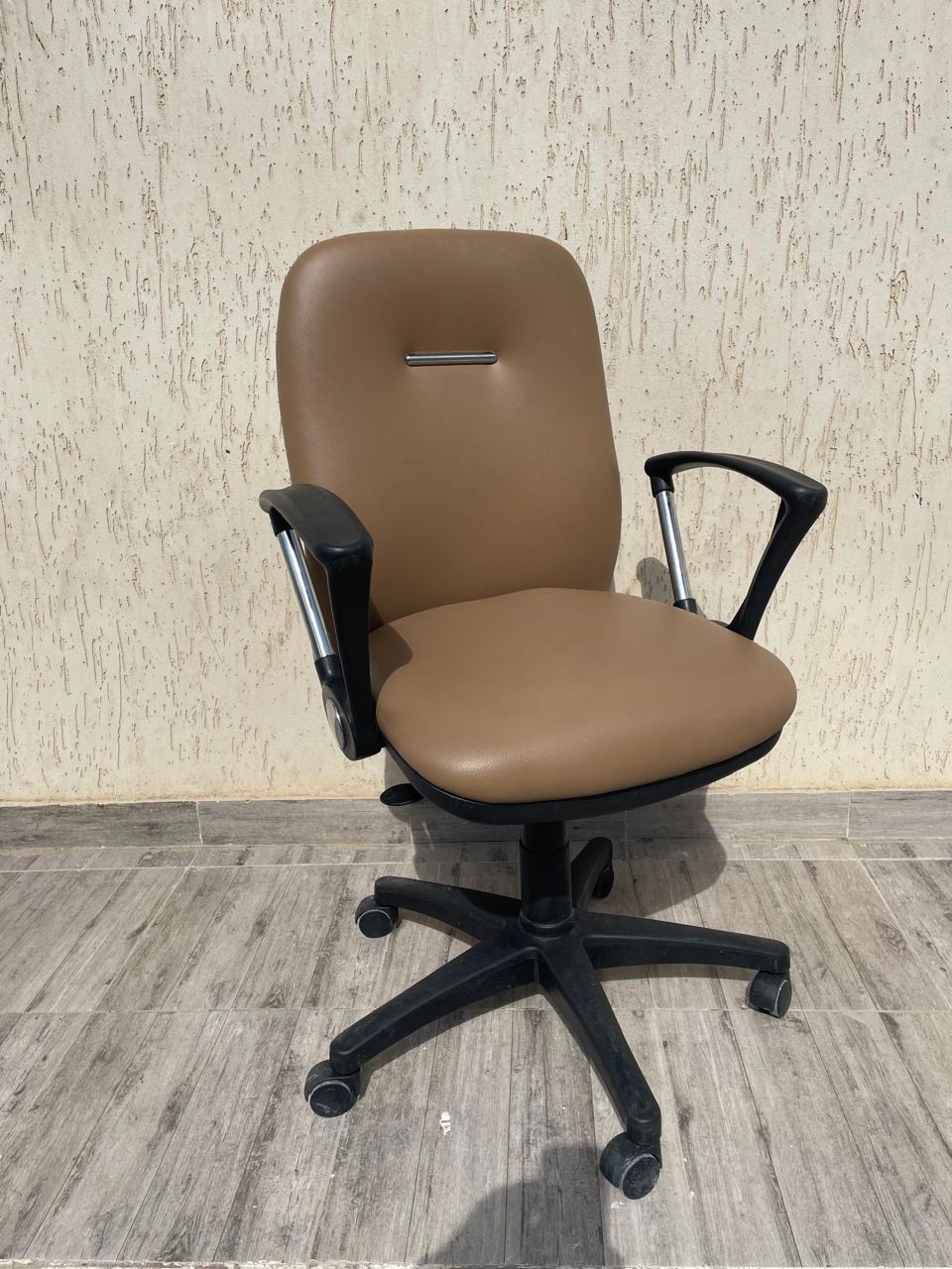 Raoued Ariana Essoughra Meubles de bureau Sieges de Bureau Sige matrix sans repose tte en beige
