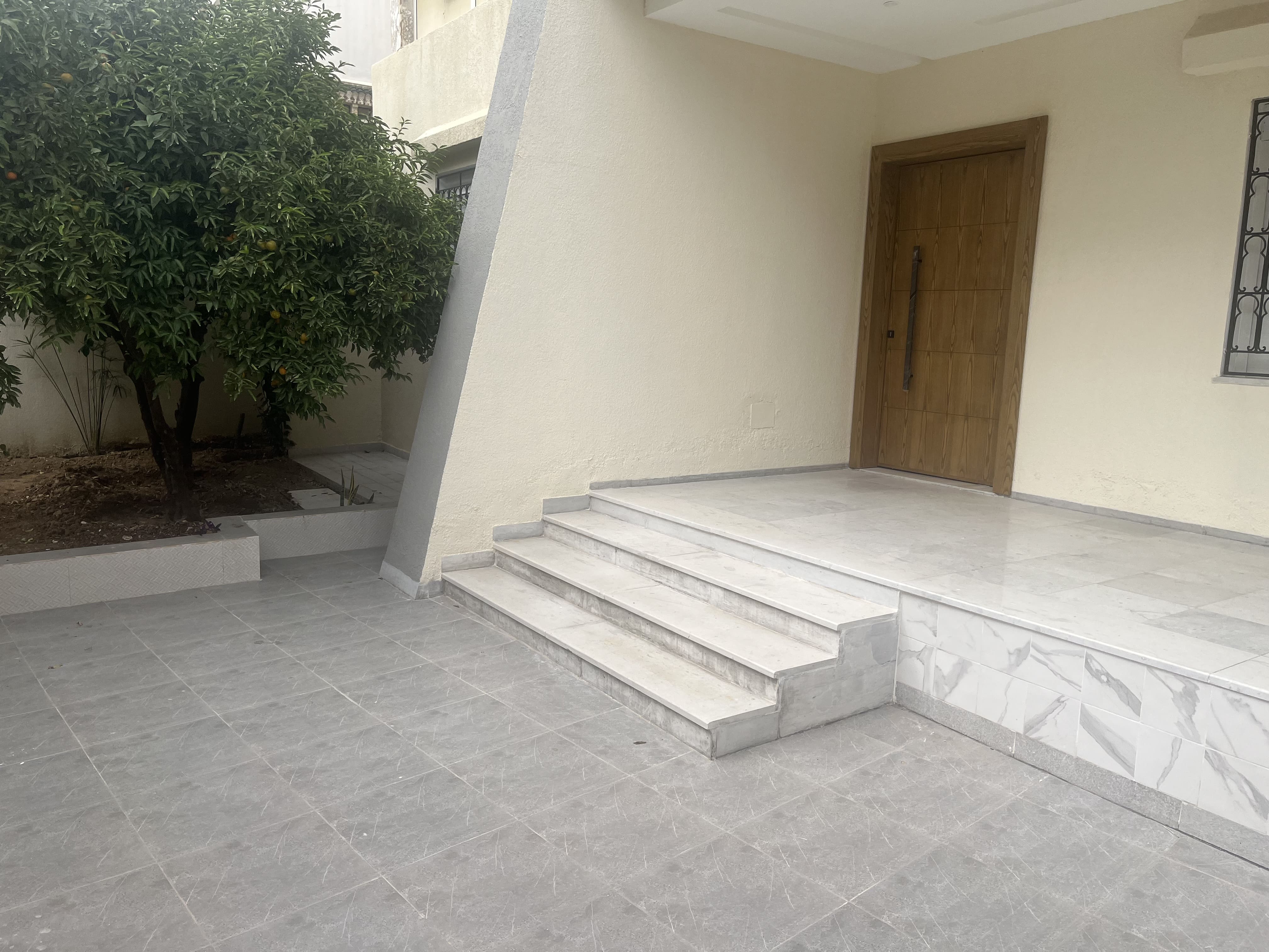 Ariana Ville El Menzah 5 Location Maisons Rdc s3 avec jardin a menzah 5 bureautique