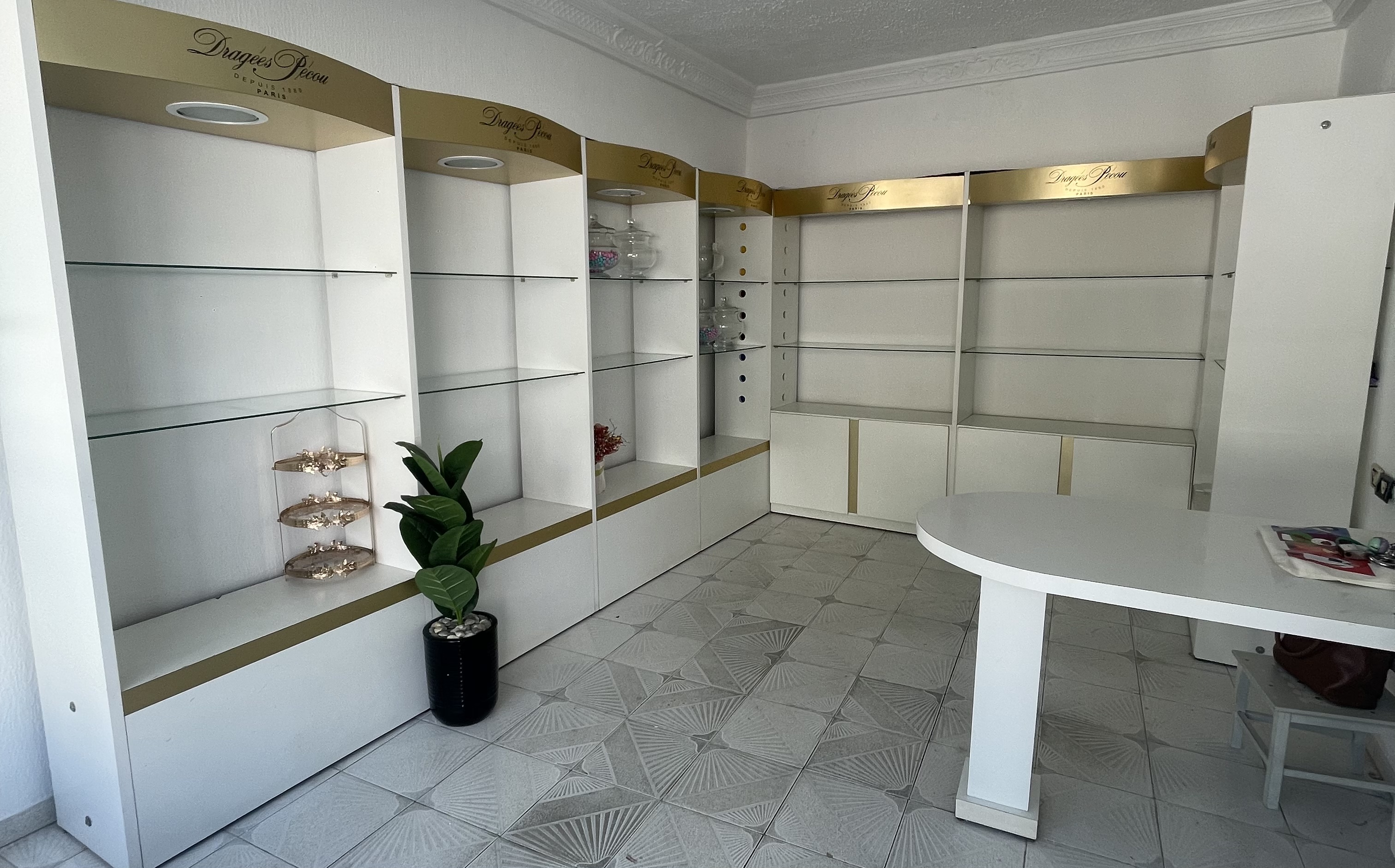 Ariana Ville El Menzah 6 Autres meubles Autres tagres prsentation espace commercial boutique