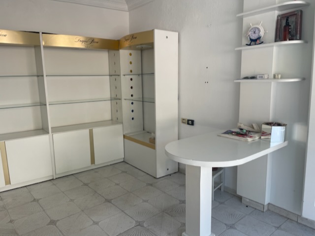 Ariana Ville El Menzah 6 Autres meubles Autres tagres prsentation espace commercial boutique