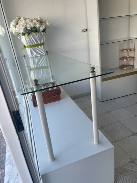 Ariana Ville El Menzah 6 Autres meubles Autres tagres prsentation espace commercial boutique