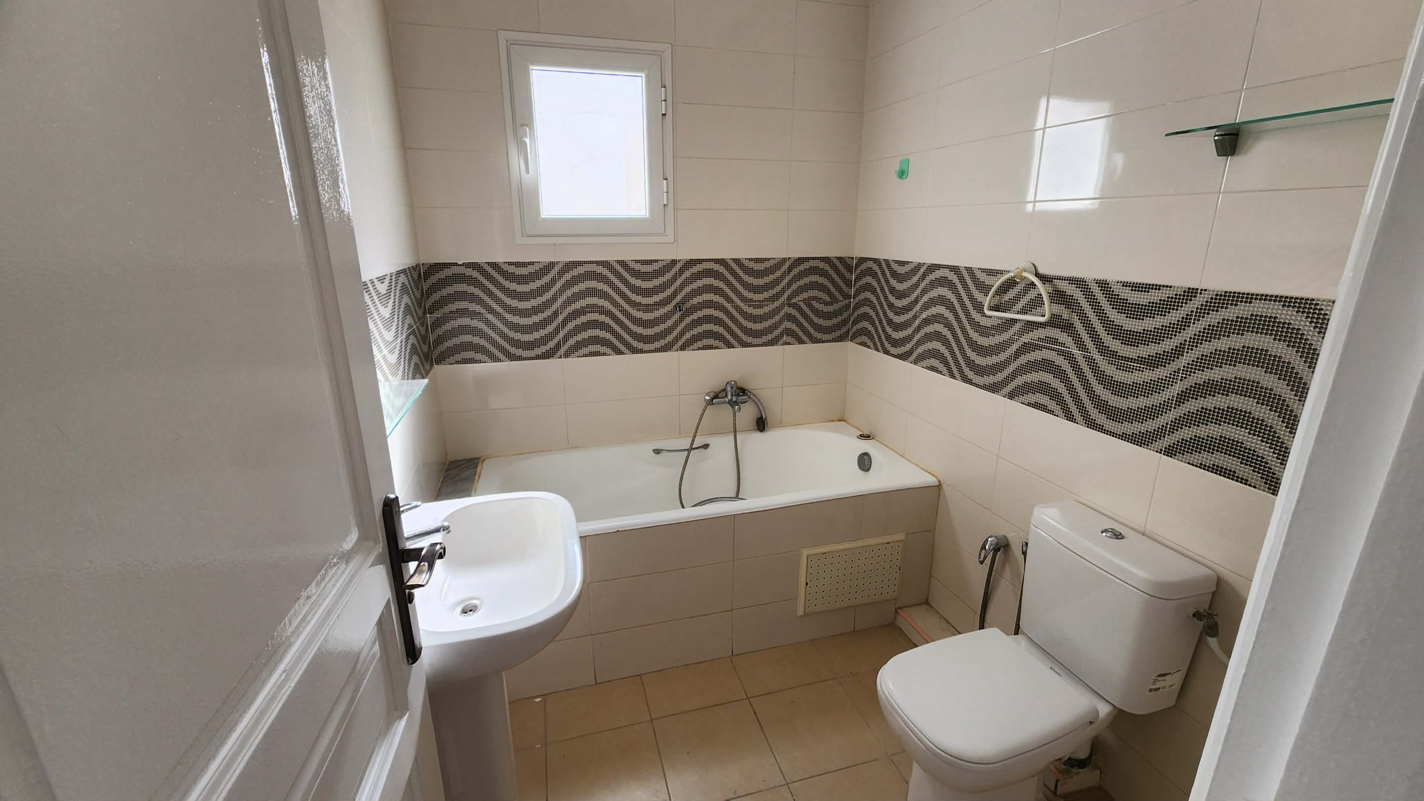 Ain Zaghouan Ain Zaghouan Location Appart. 4 pices S4 trs spacieux  ain zaghouan nord