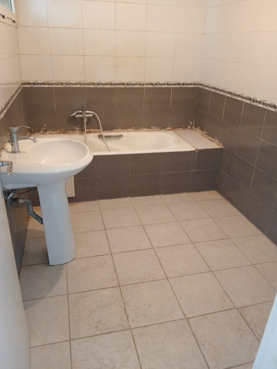 Ariana Ville Ariana Location Appart. 4 pices S plus 3 a la cit mileha wb4337