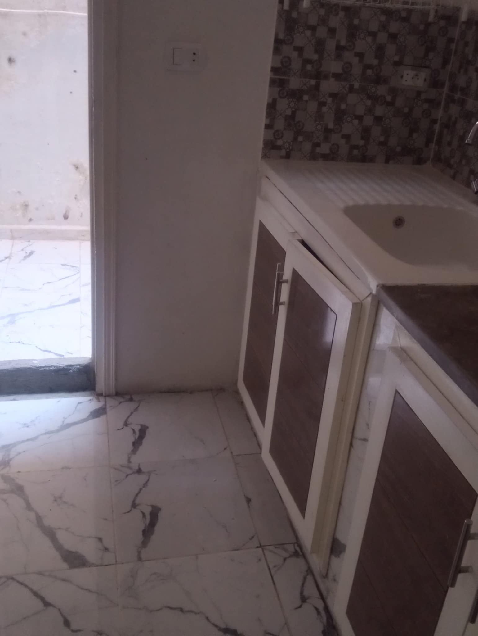 Bab Bhar Bab El Jazira Vente Appart. 5 pices+ S3 et un magasin plein centre ville