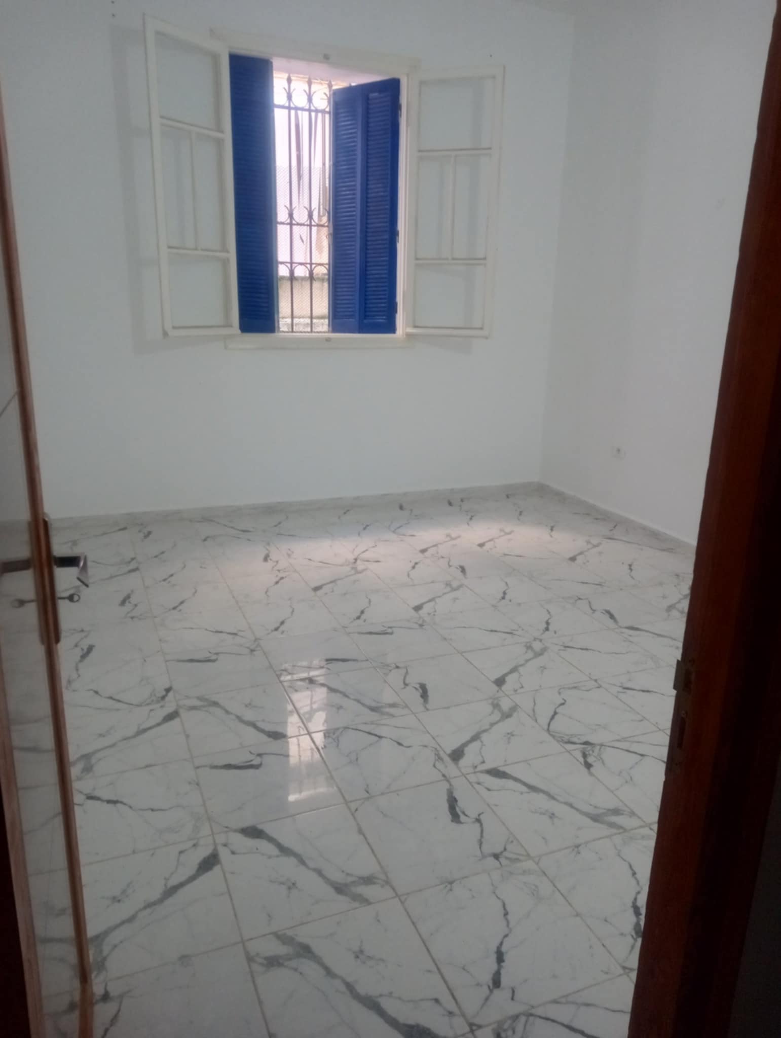 Bab Bhar Bab El Jazira Vente Appart. 5 pices+ S3 et un magasin plein centre ville