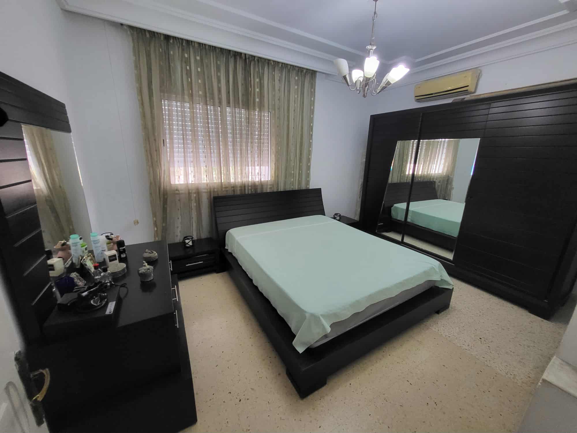 Ariana Ville Borj El Baccouche Salon - Salle  manger  Salle  manger Meubles robustes en bois rouge et en bon tat