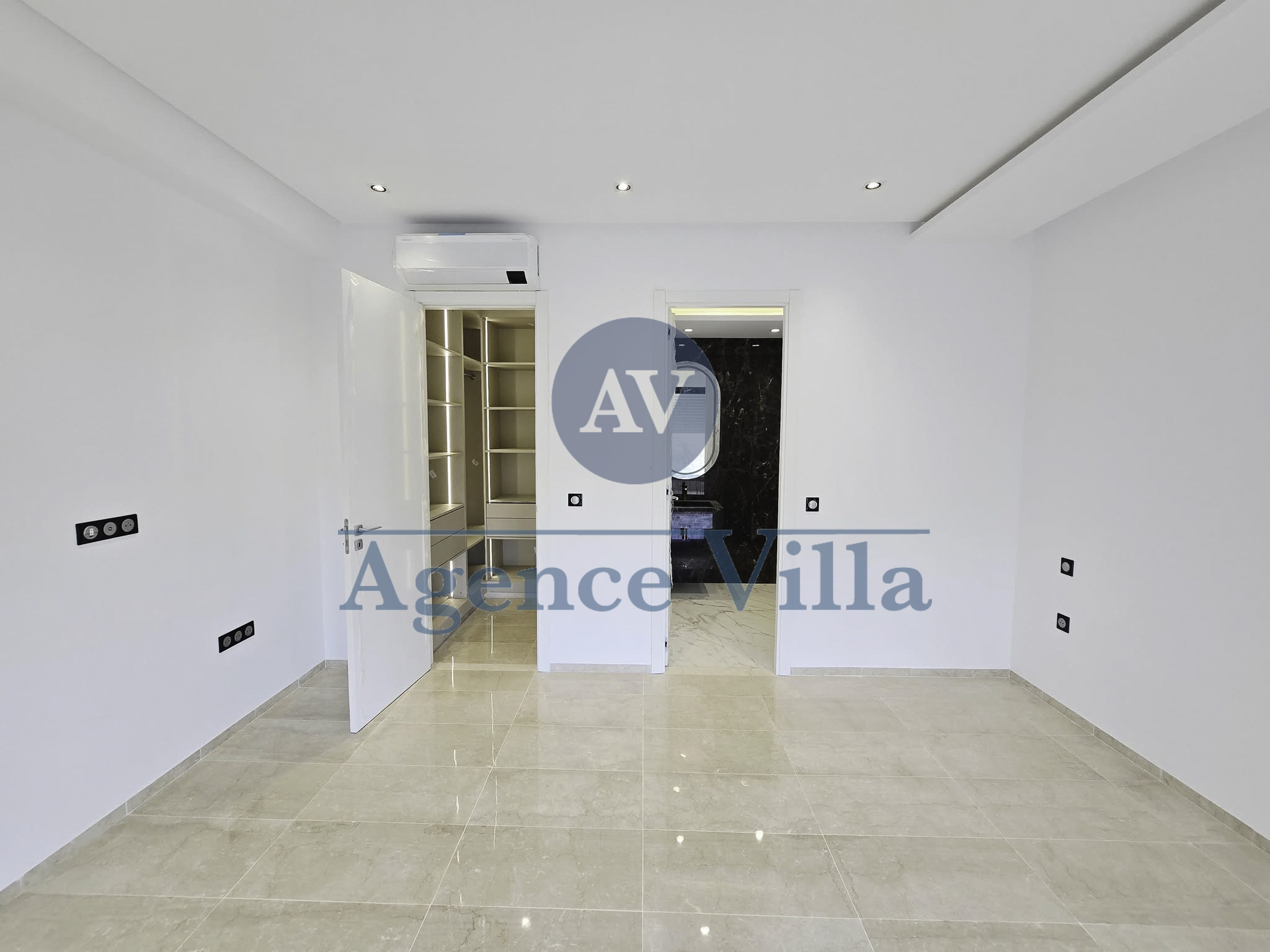 La Soukra La Soukra Vente Maisons Une superbe villa s5  la soukra