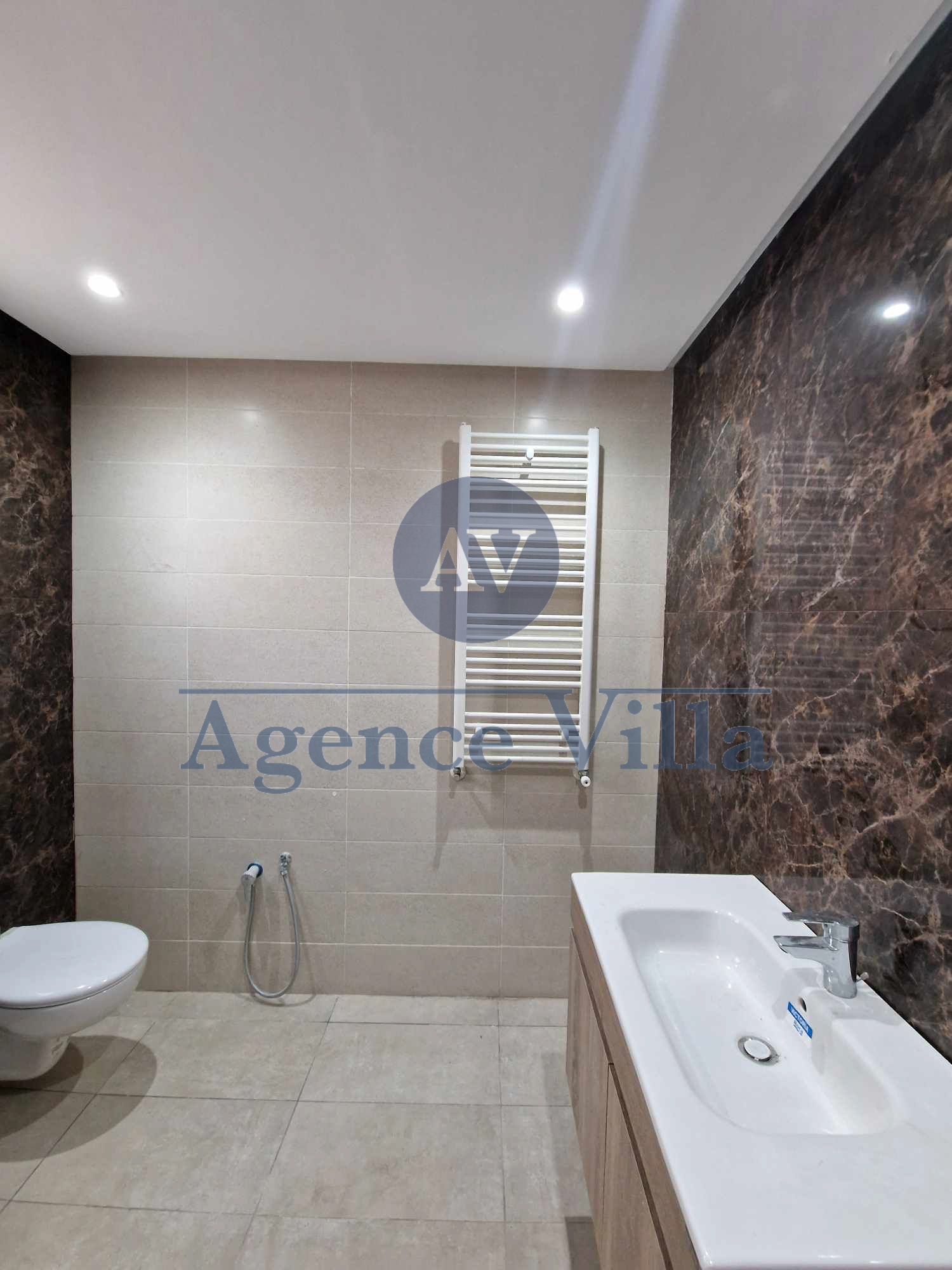 La Soukra La Soukra Location Appart. 4 pices Un grand appartement s3  la soukra