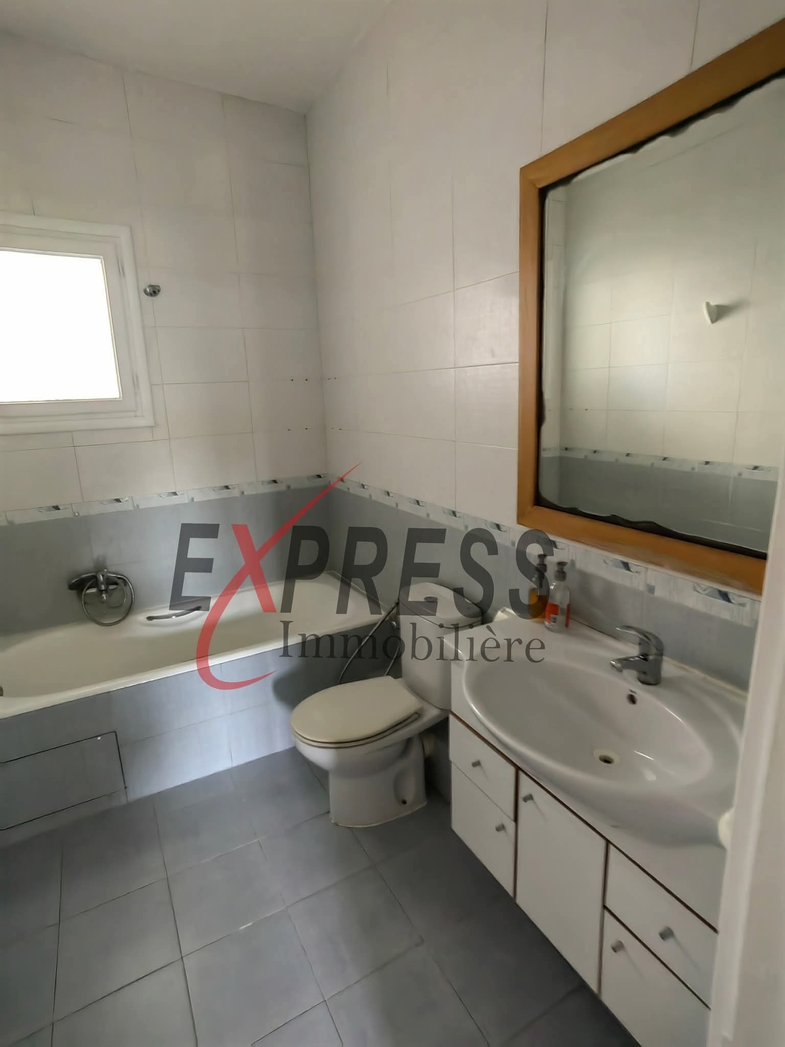 Ariana Ville Riadh Landlous Location Appart. 4 pices Un appartement s3 avec place de parking  ref 33