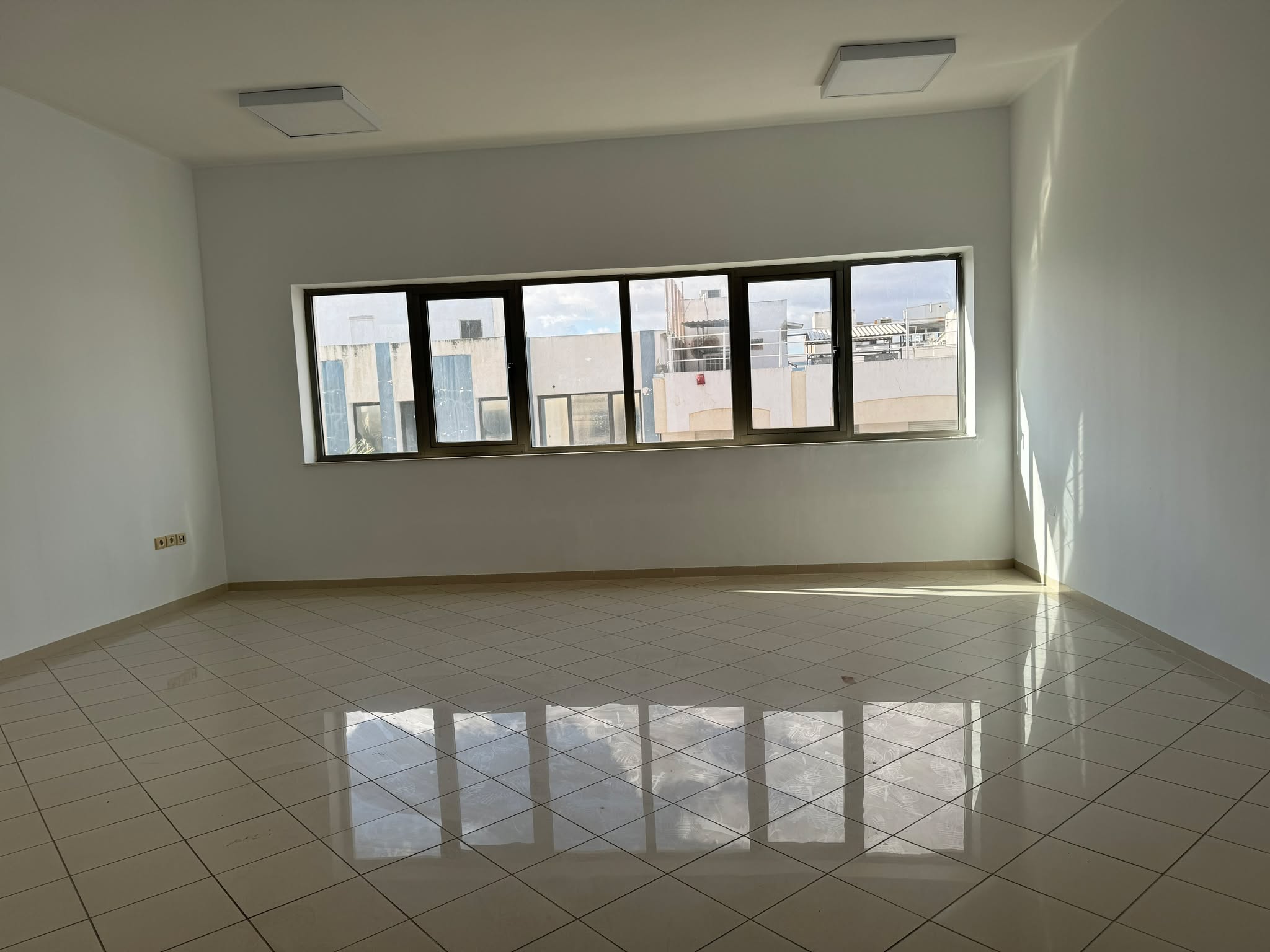 Bab Bhar Montplaisir Bureaux & Commerces Bureau Joli bureau hall plus 4  montplaisir