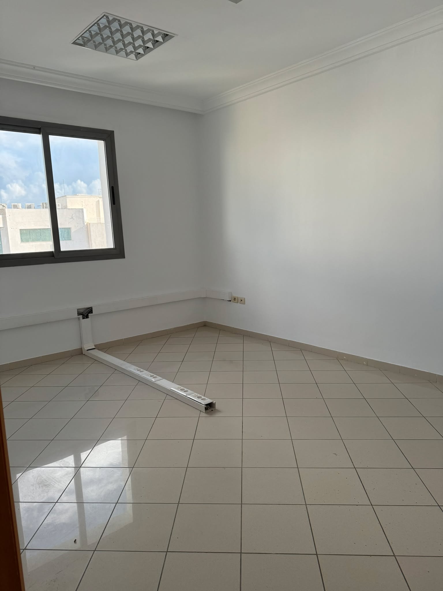 Bab Bhar Montplaisir Bureaux & Commerces Bureau Joli bureau hall plus 4  montplaisir