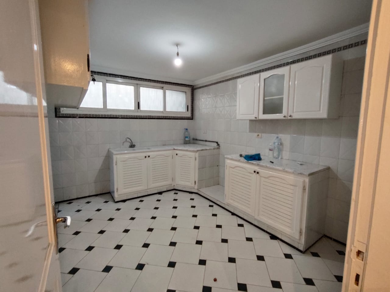 Ariana Ville El Menzah 8 Location Appart. 3 pices El menzah8 loc d'un rez de jardin