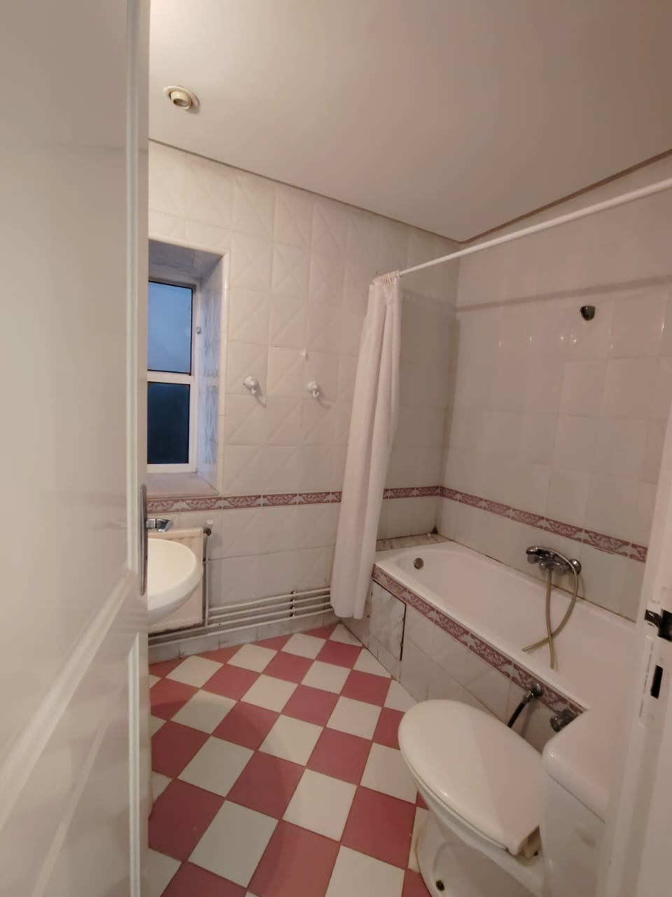 Ariana Ville El Menzah 8 Location Appart. 3 pices El menzah8 loc d'un rez de jardin