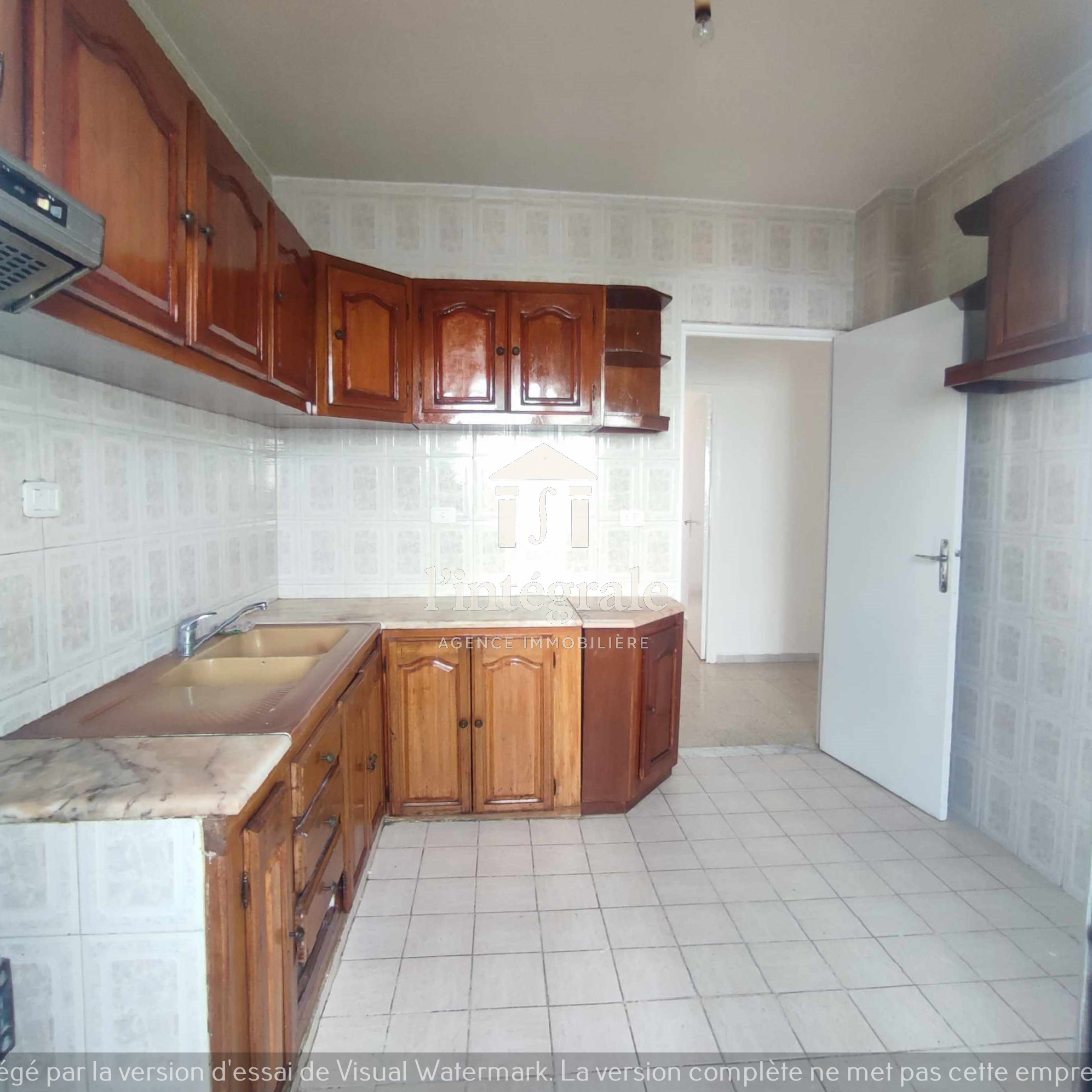 Ariana Ville El Menzah 5 Location Appart. 4 pices S3 vide bon emplacement