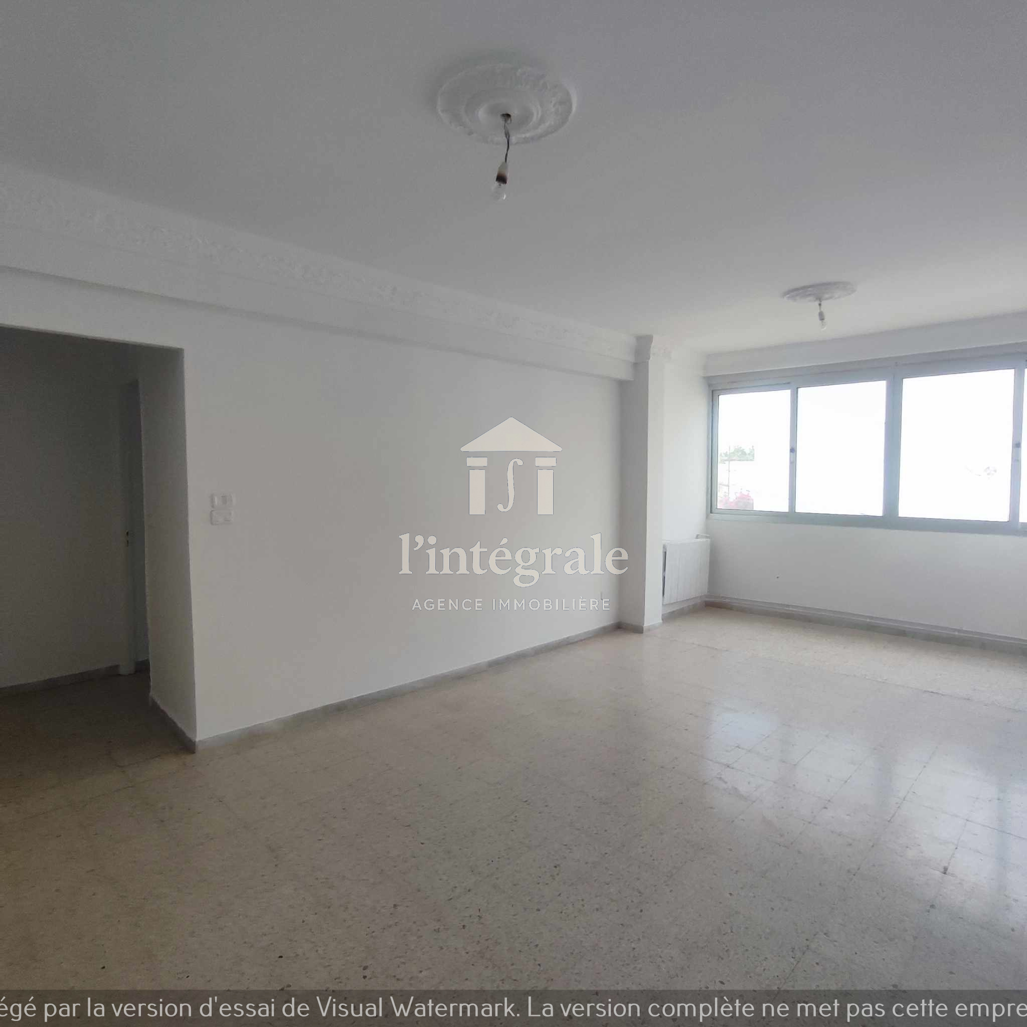 Ariana Ville El Menzah 5 Location Appart. 4 pices S3 vide bon emplacement