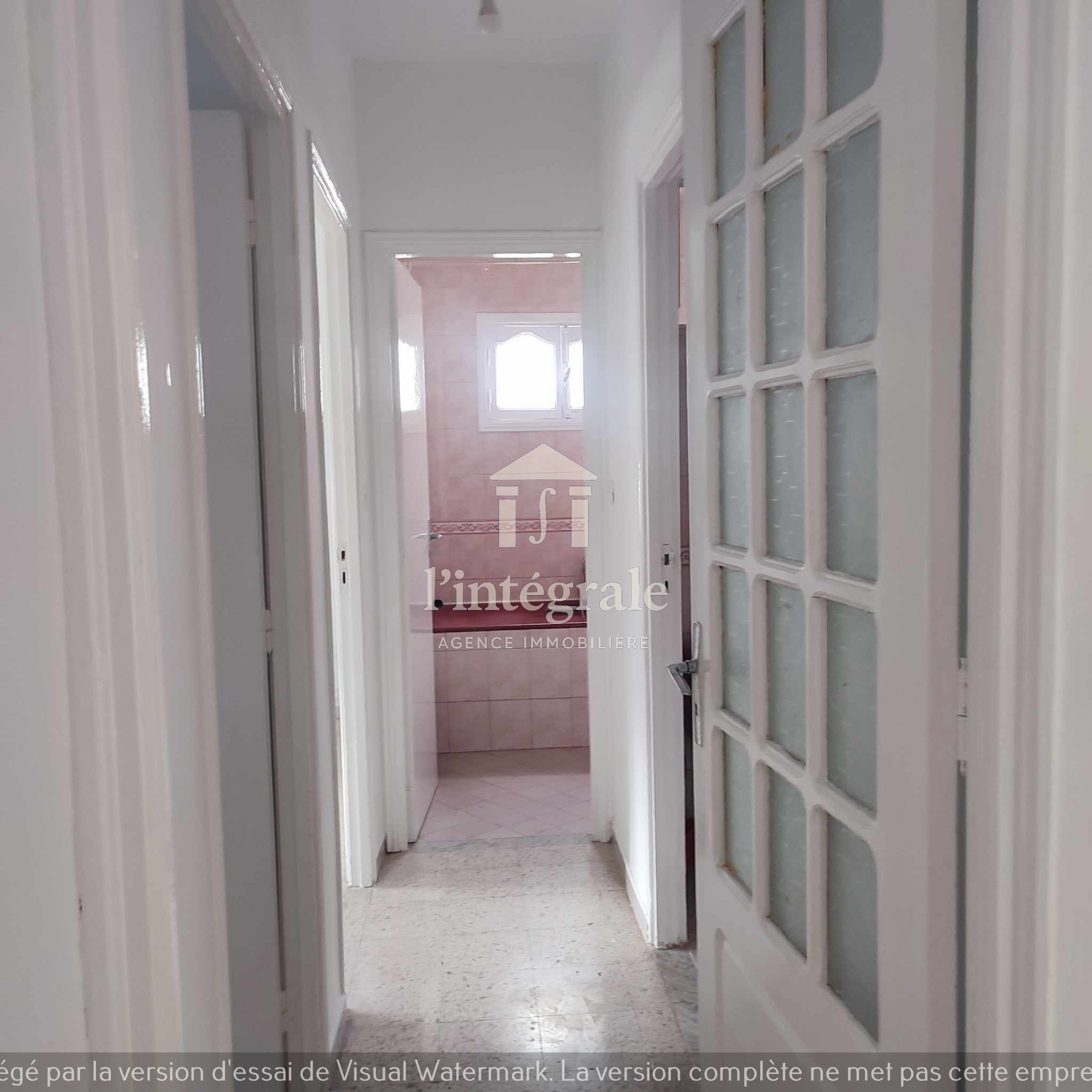 Ariana Ville El Menzah 5 Location Appart. 4 pices S3 vide bon emplacement