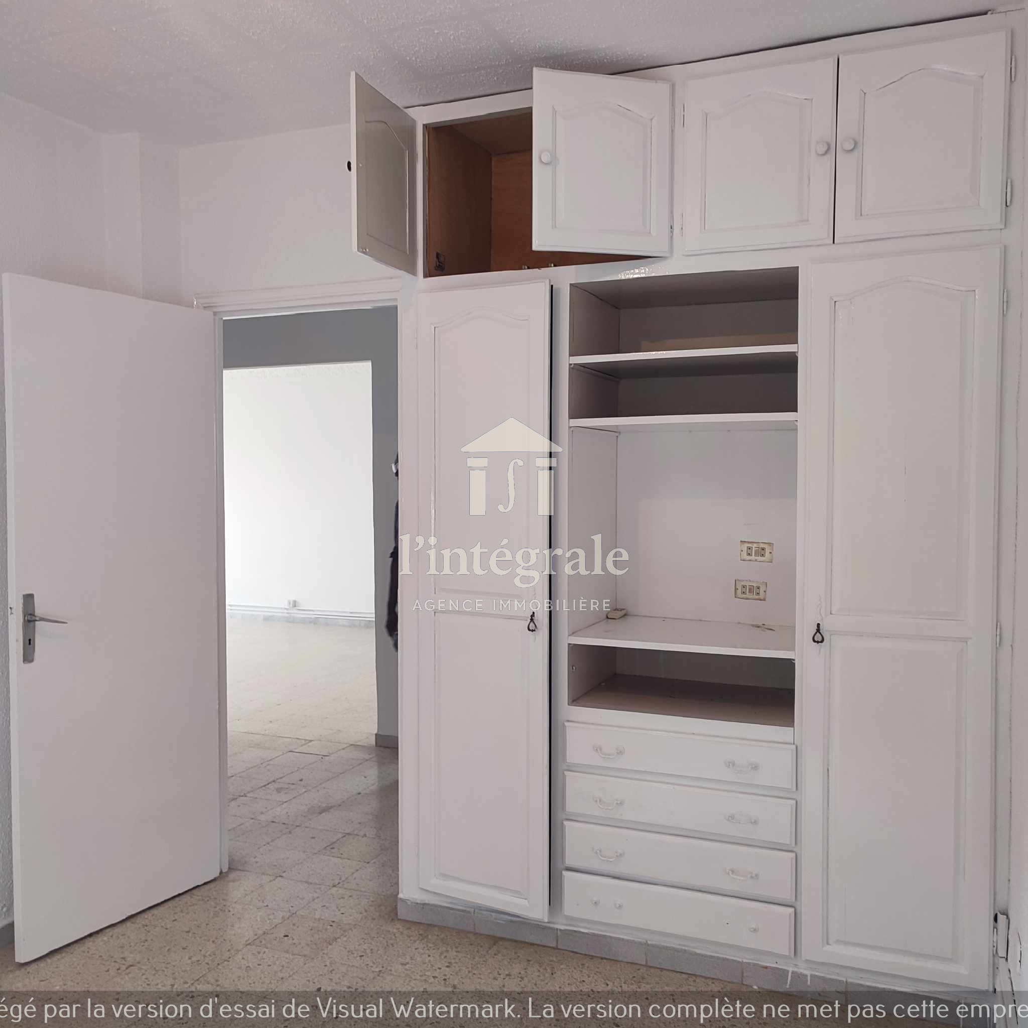 Ariana Ville El Menzah 5 Location Appart. 4 pices S3 vide bon emplacement