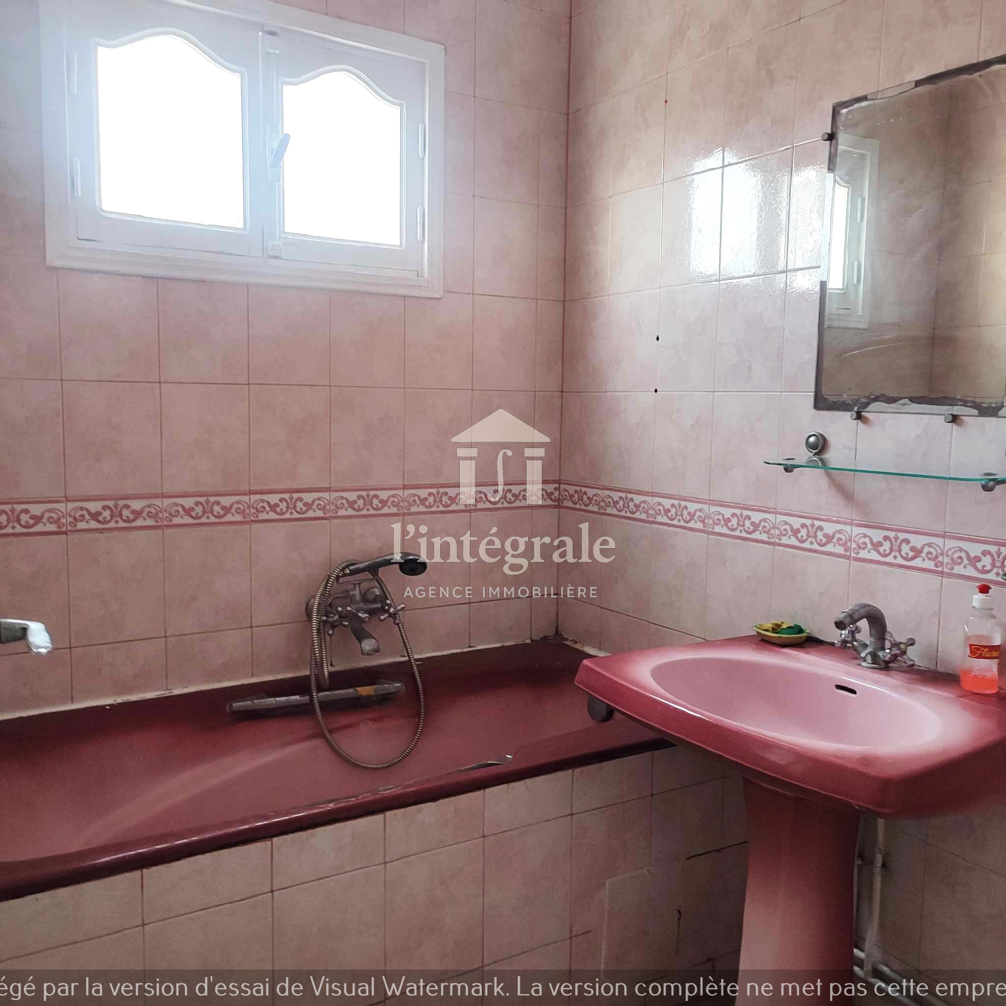 Ariana Ville El Menzah 5 Location Appart. 4 pices S3 vide bon emplacement