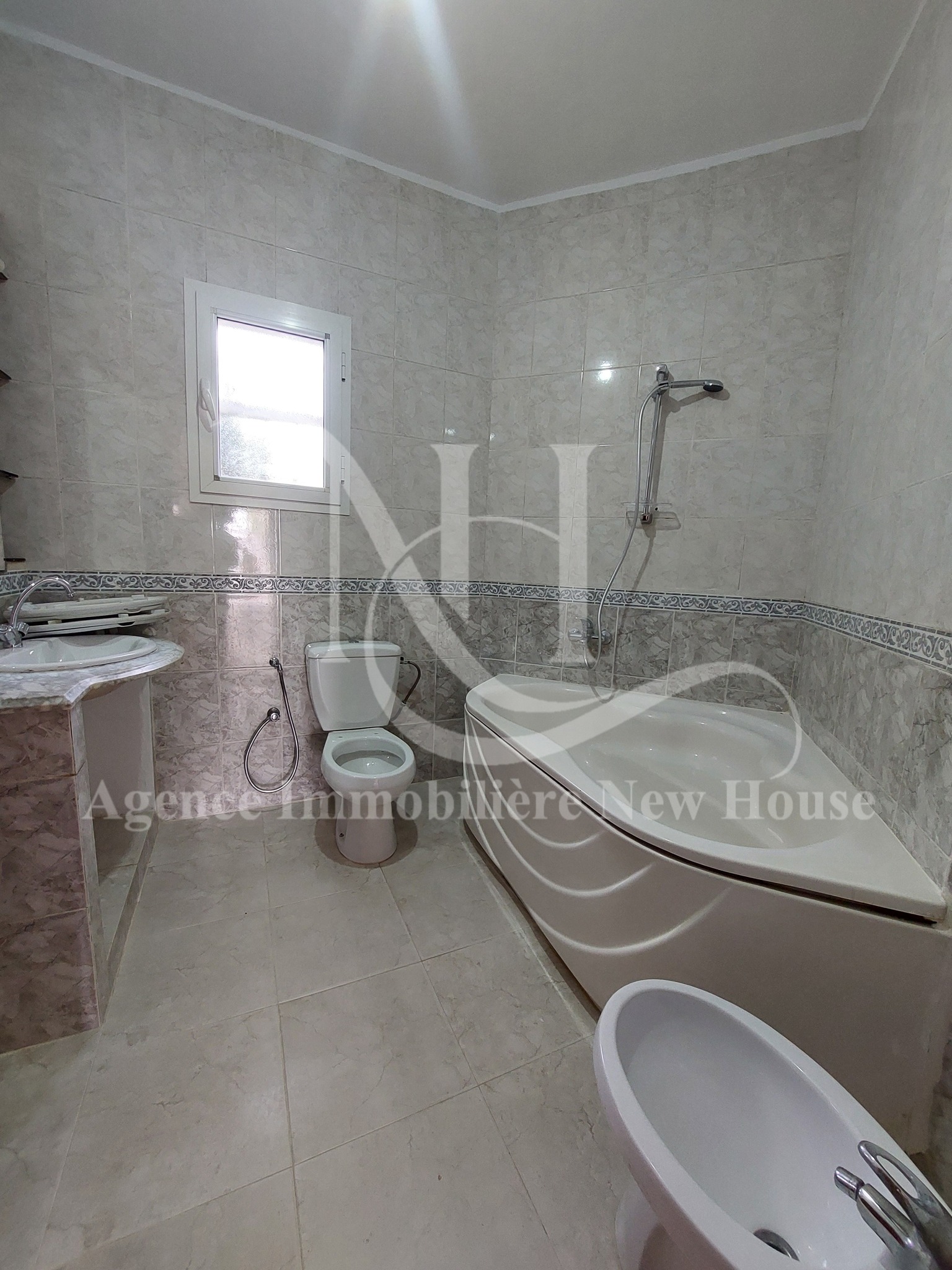 Bizerte Nord Bizerte Location Appart. 4 pices tage de villa alv 375