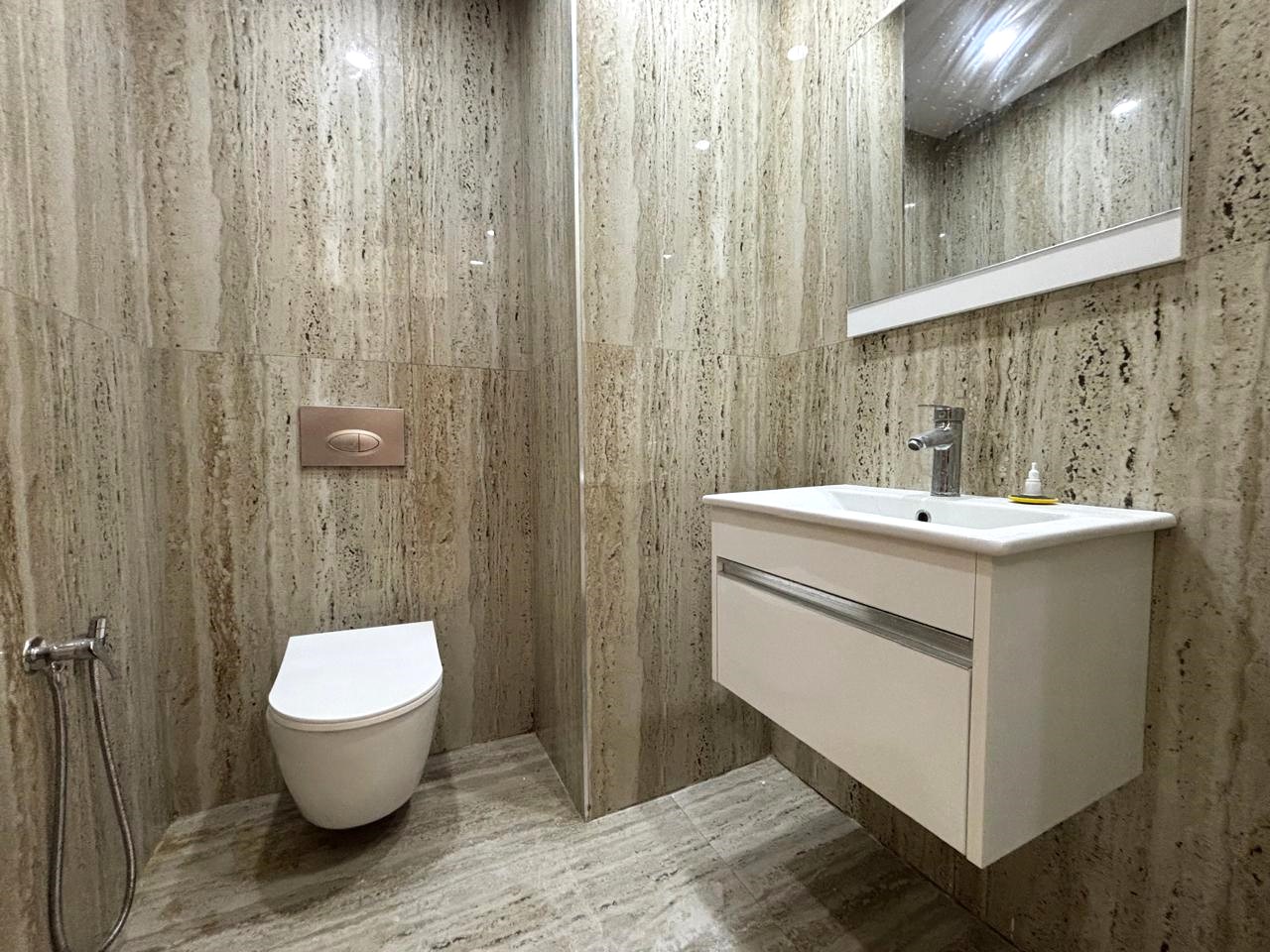 La Soukra La Soukra Bureaux & Commerces Surfaces Un bureau h1  la soukra