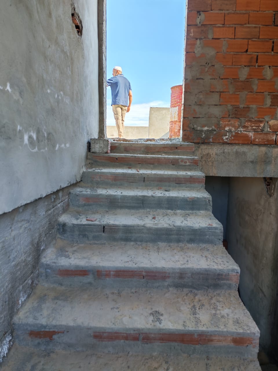 El Mourouj El Mourouj Vente Maisons Espace comercial en rc avec 2 etages non acheves