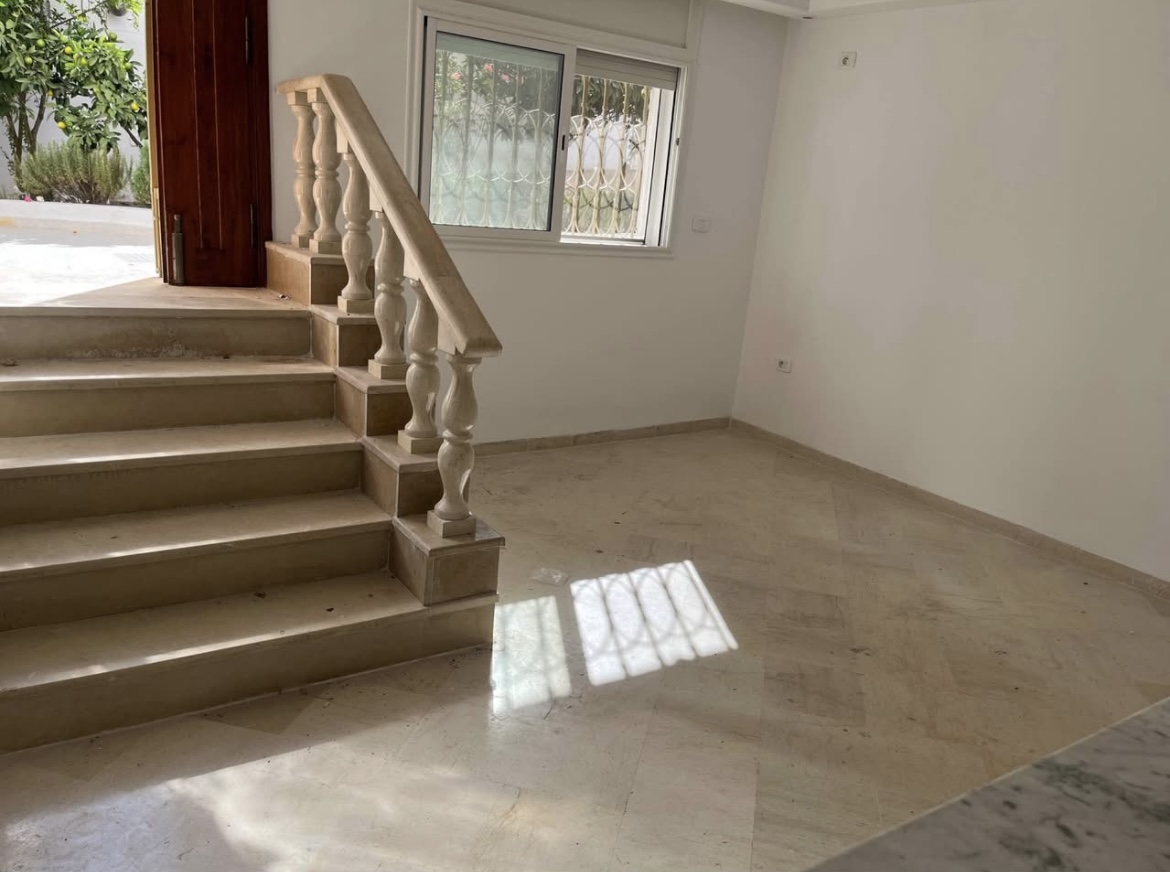 Mnihla Jardins d'el Menzah Location Appart. 2 pices S plus 1 situ au rez de chausse d une villa