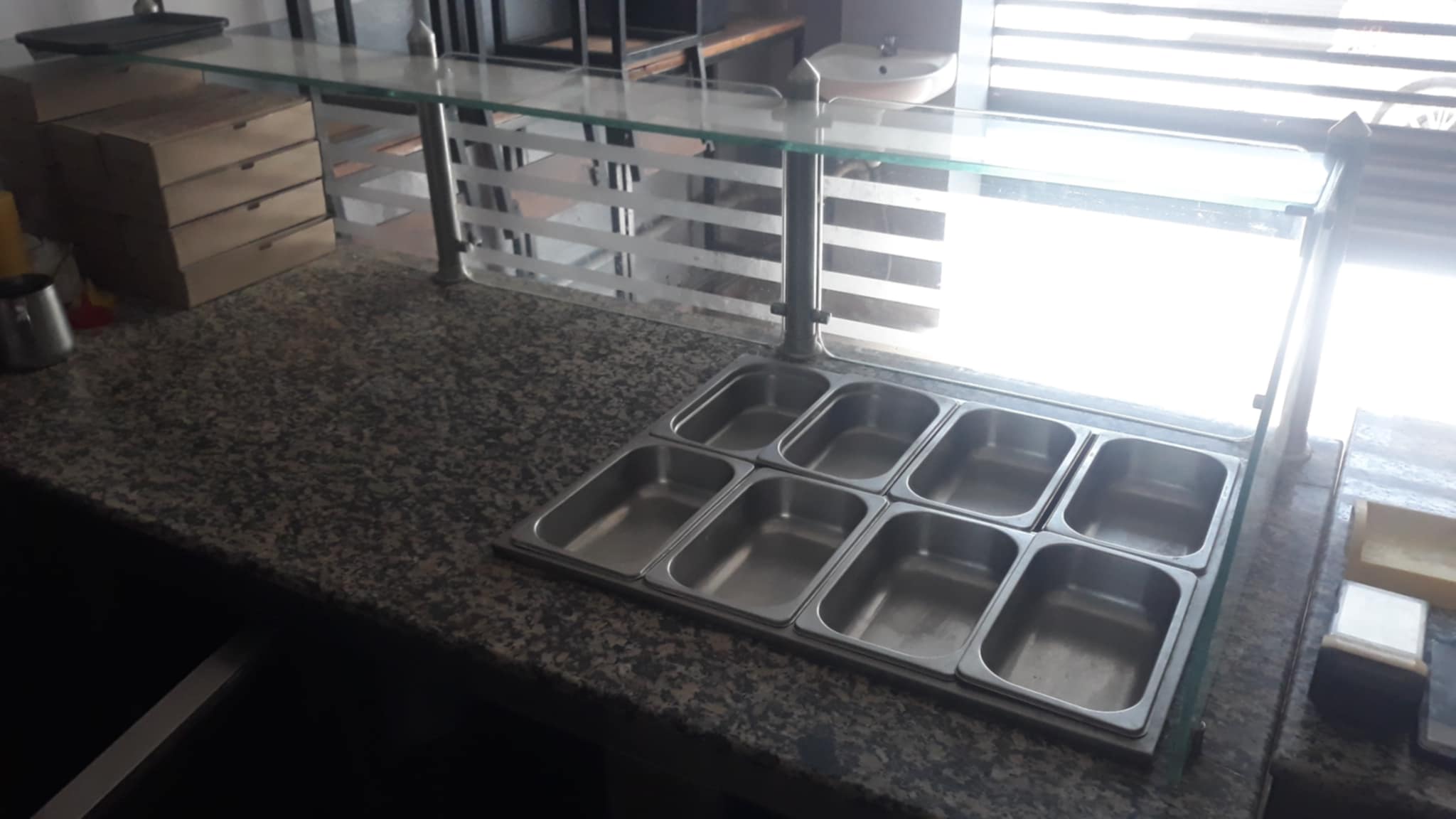 Ariana Ville Ariana Conglateur armoire Autre Comptoir refrigere avec 8 bacs et table caisse